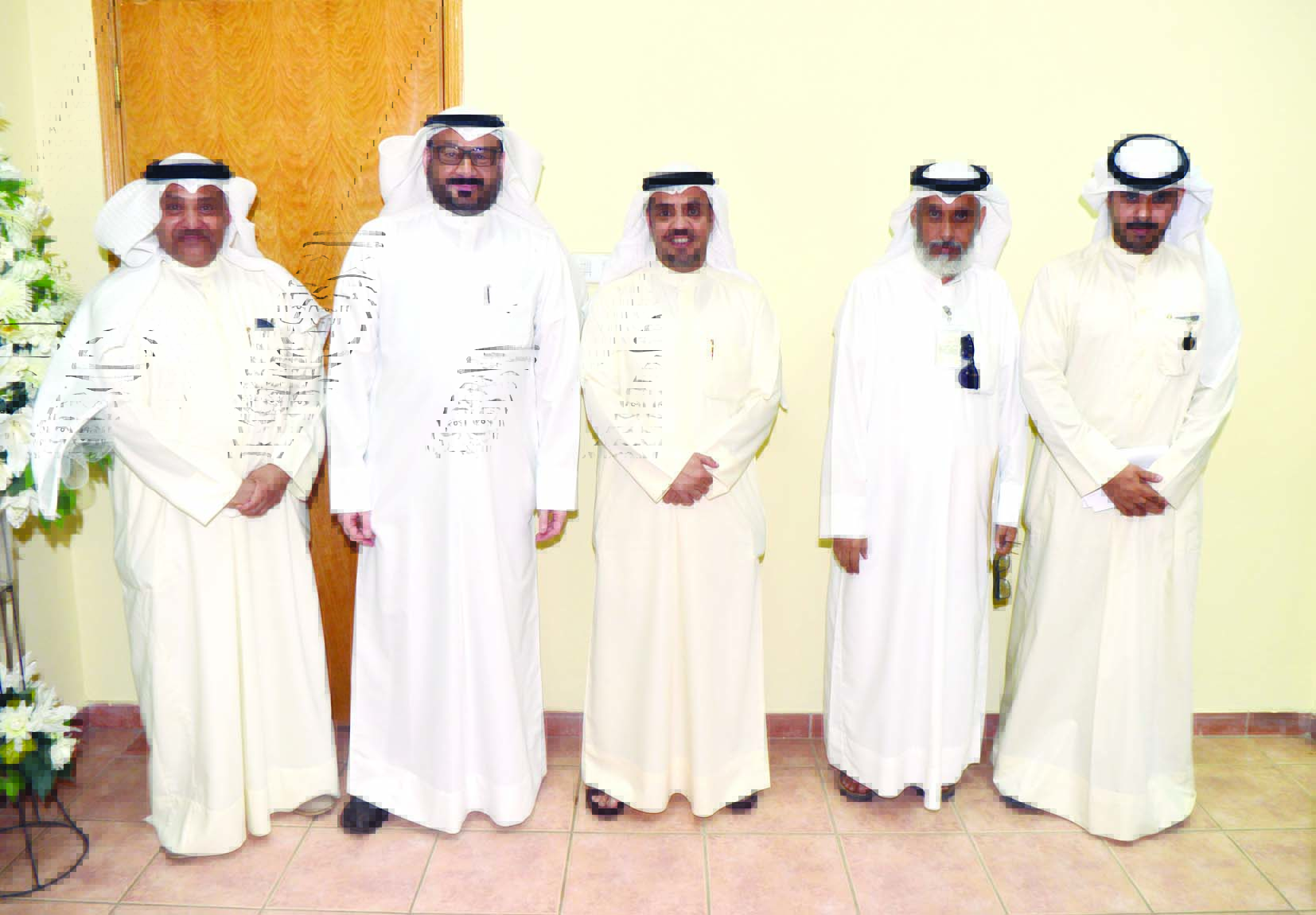 العنزي والزميل ناصر الفرحان مع فريق تفتيش هيئة الغذاء في محافظة الجهراء