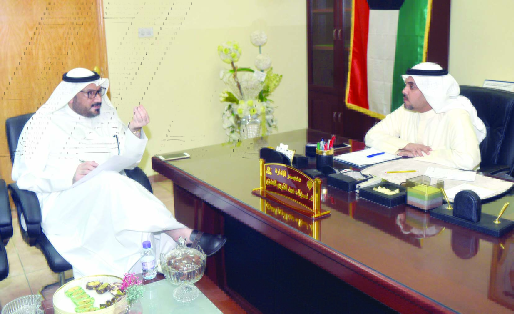 العنزي يتحدث للزميل ناصر الفرحان 	(تصوير نايف العقلة)