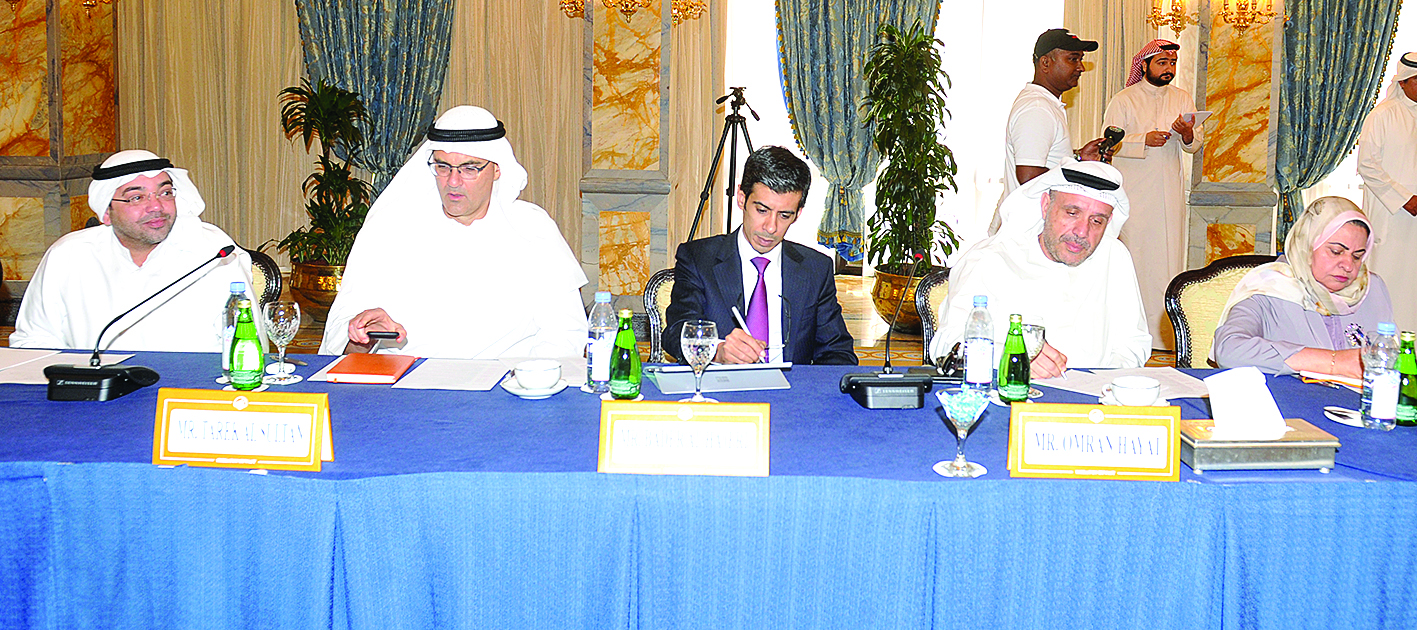 عدد من الحضور 