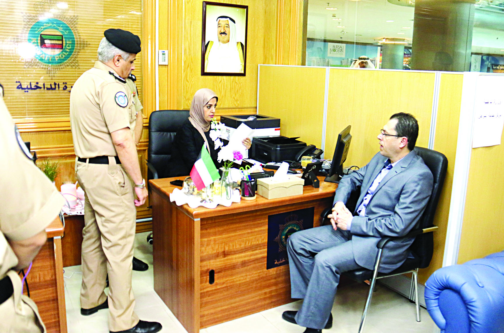 الجراح يراقب عن كثب كيفية إجراء المعاملات