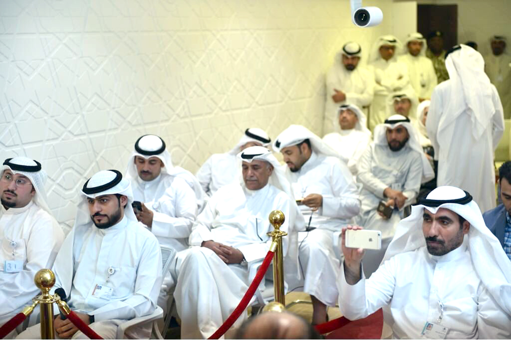 المويزري يتابع المؤتمر بين الصحافيين
