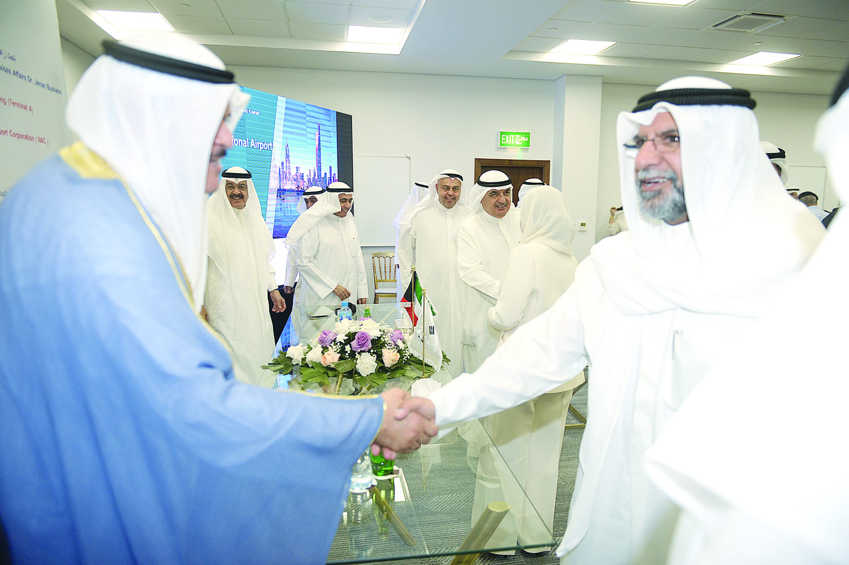 سلمان الحمود مصافحاً مروان بودي