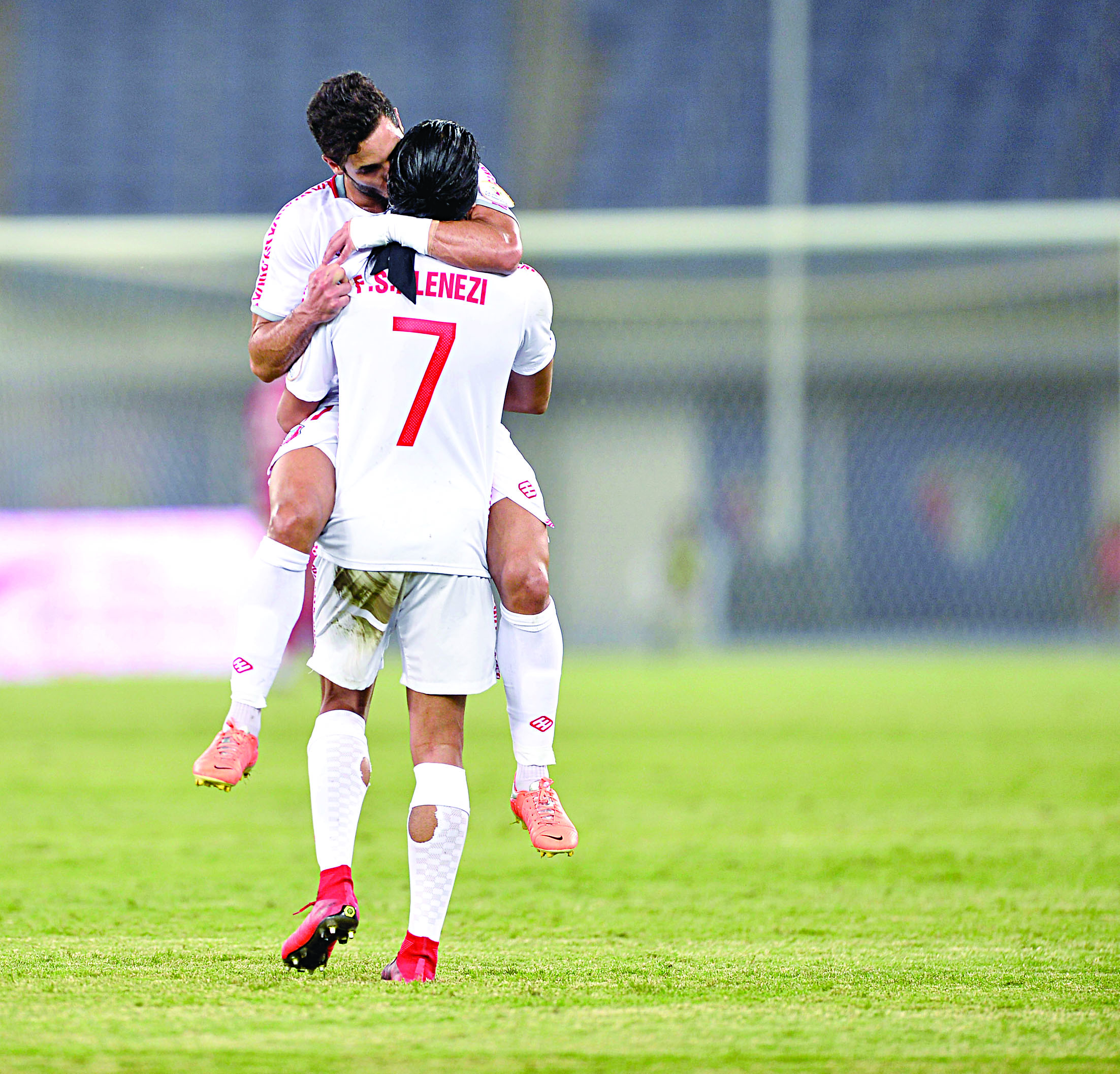  أفراح «العميد» بعد الانتصار(الأزرق دوت كوم)