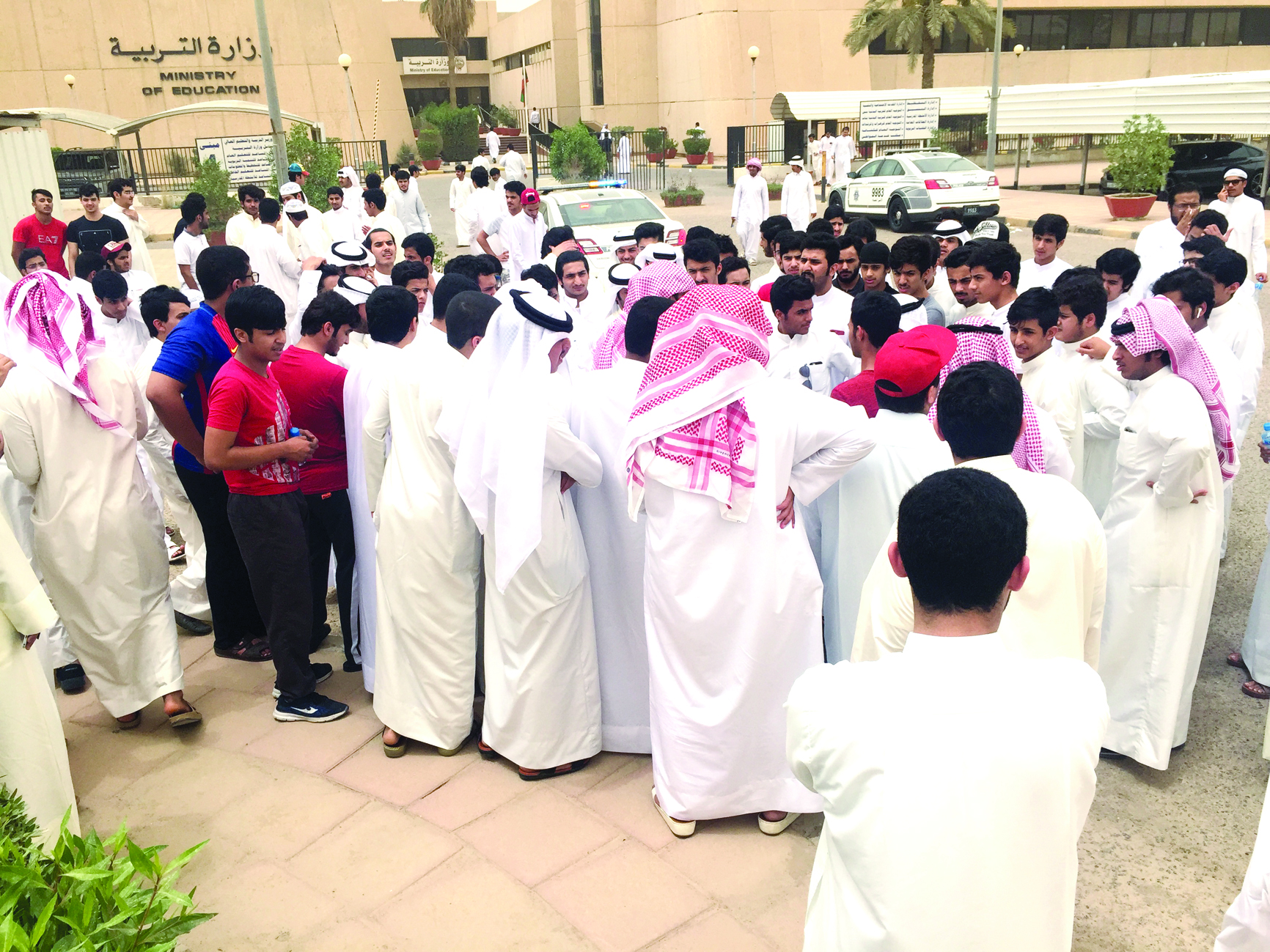 u0645u0634u0627u0648u0631u0627u062a u0623u0645u0627u0645 u0645u0628u0646u0649 u0645u0643u062au0628 u0627u0644u0648u0632u064au0631