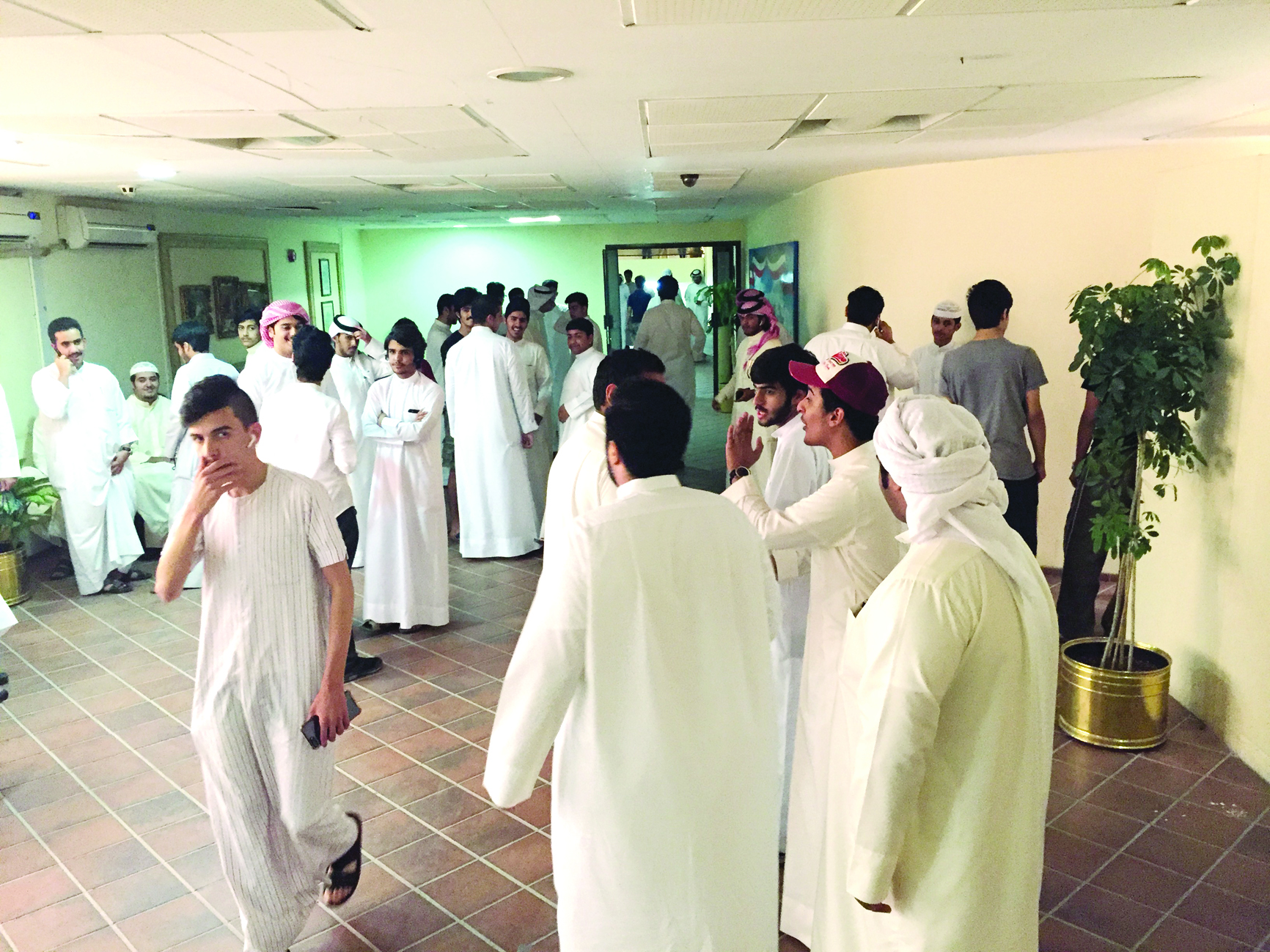 عشرات الطلاب في مكتب الوزير 