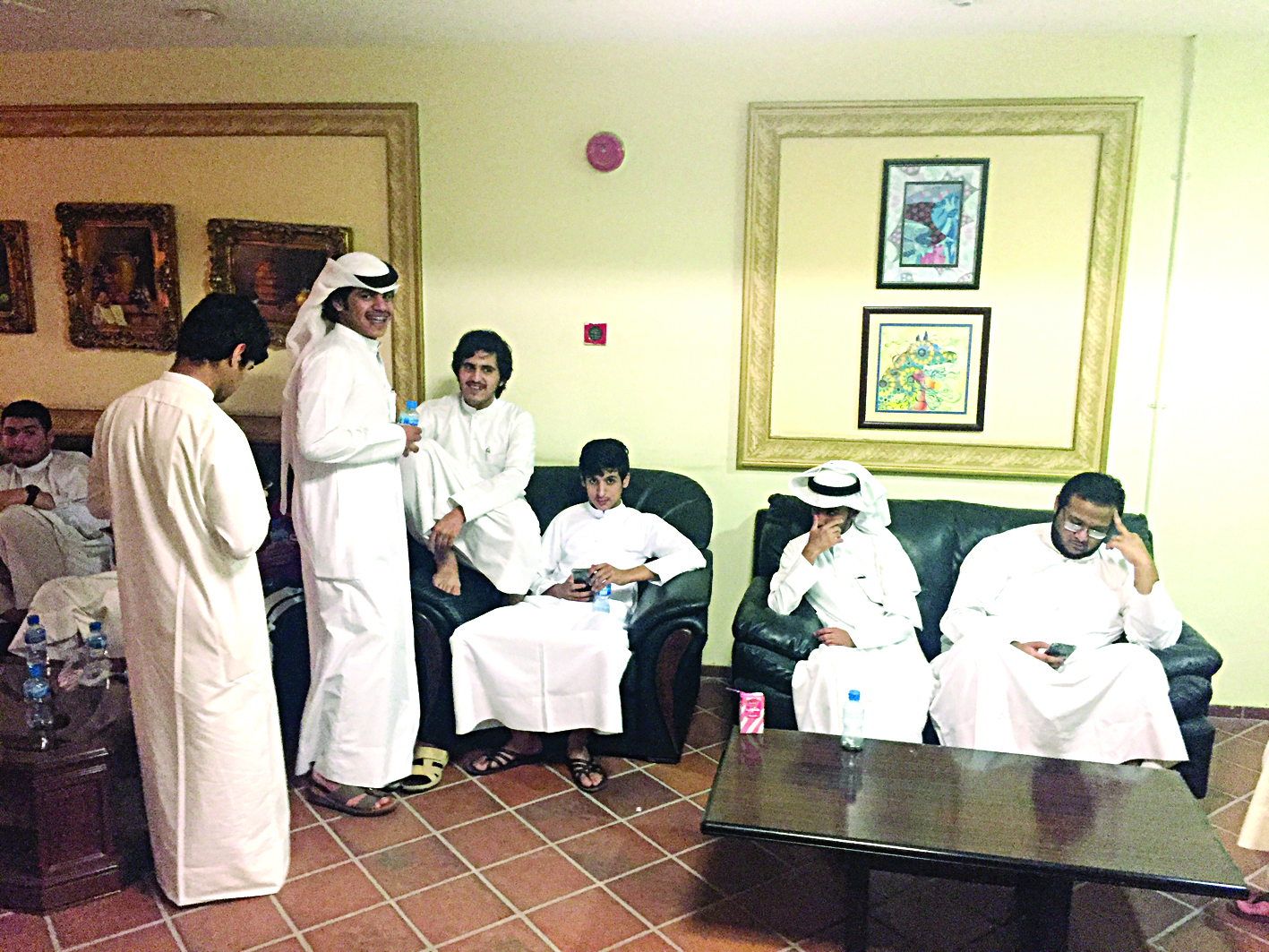 الطلبة افترشوا مكتب الوزير