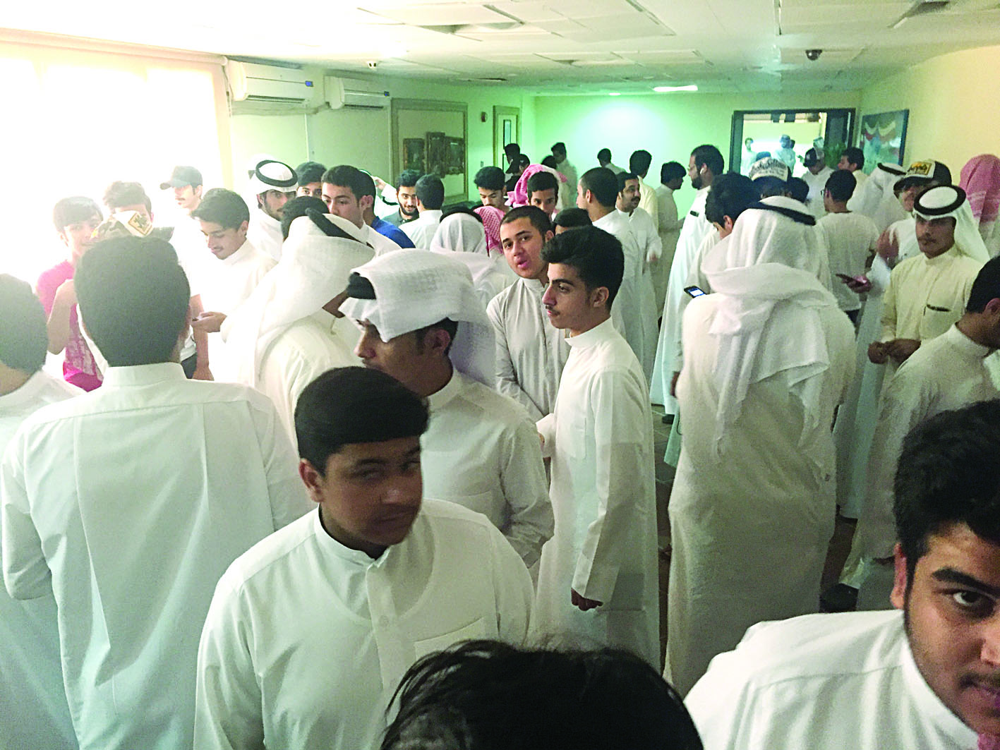 الممر يكتظ بالمعتصمين