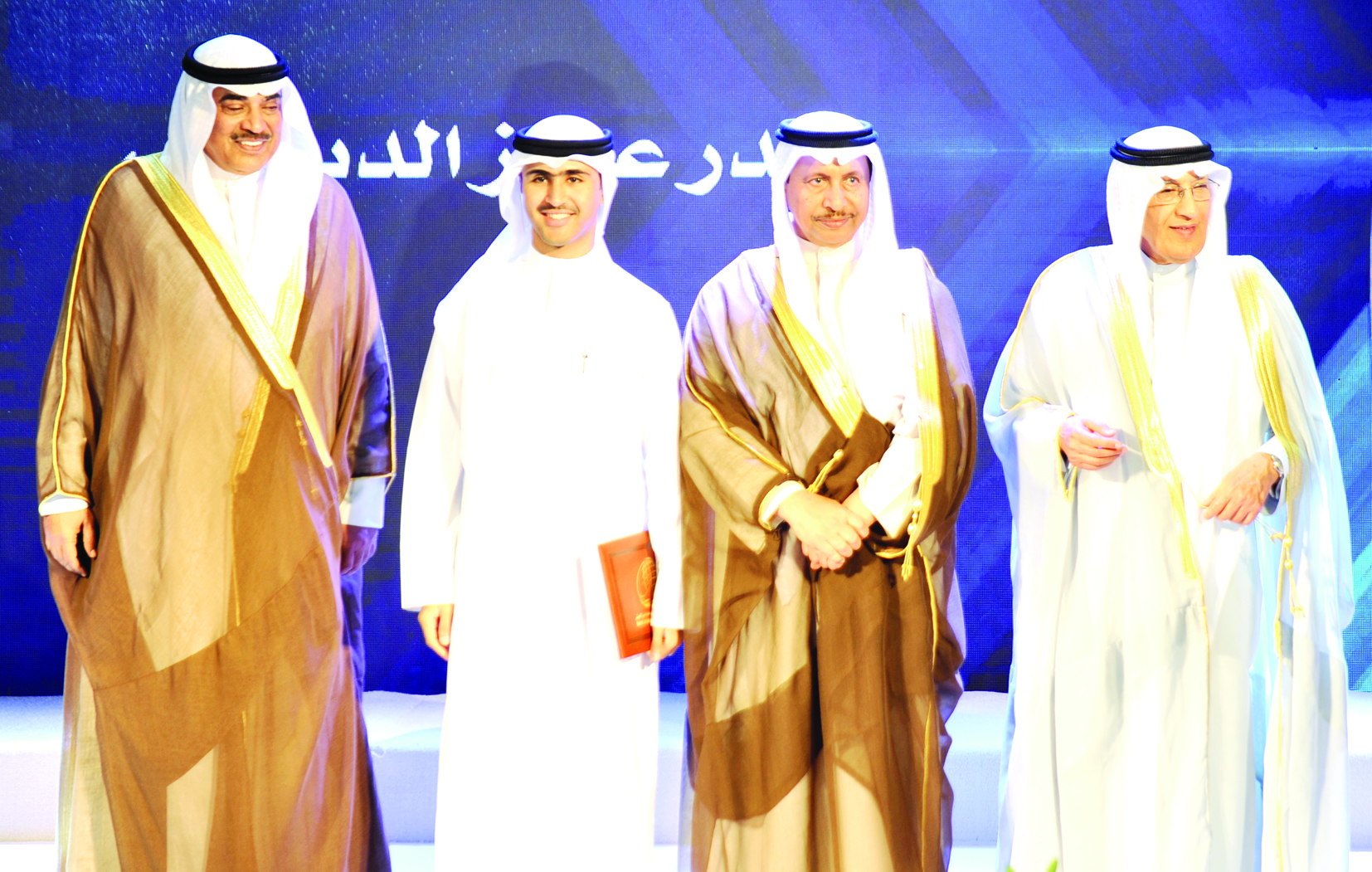 بدر عزيز الديحاني يتسلم شهادة التخرج