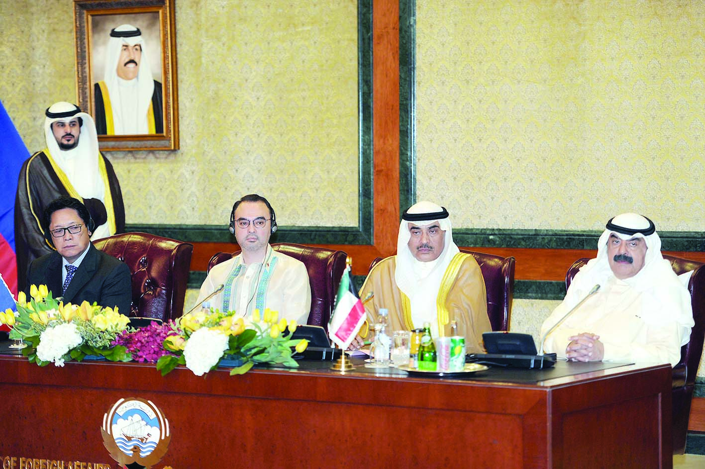 صباح الخالد وكايتانو والجارالله وأحد أعضاء الوفد الفيلبيني خلال المؤتمر الصحافي