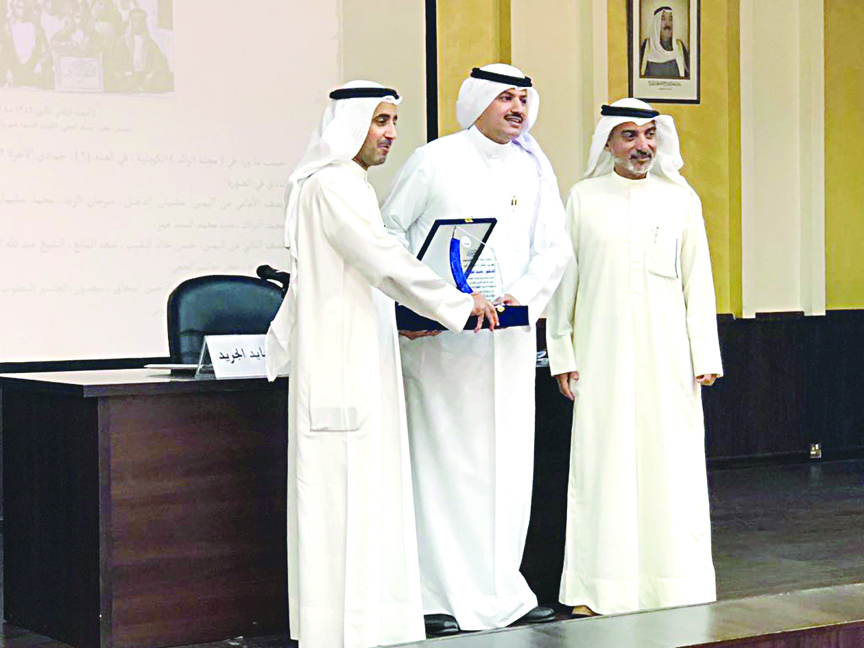 الرميضي مكرماً الجريد ومعهما المسباح