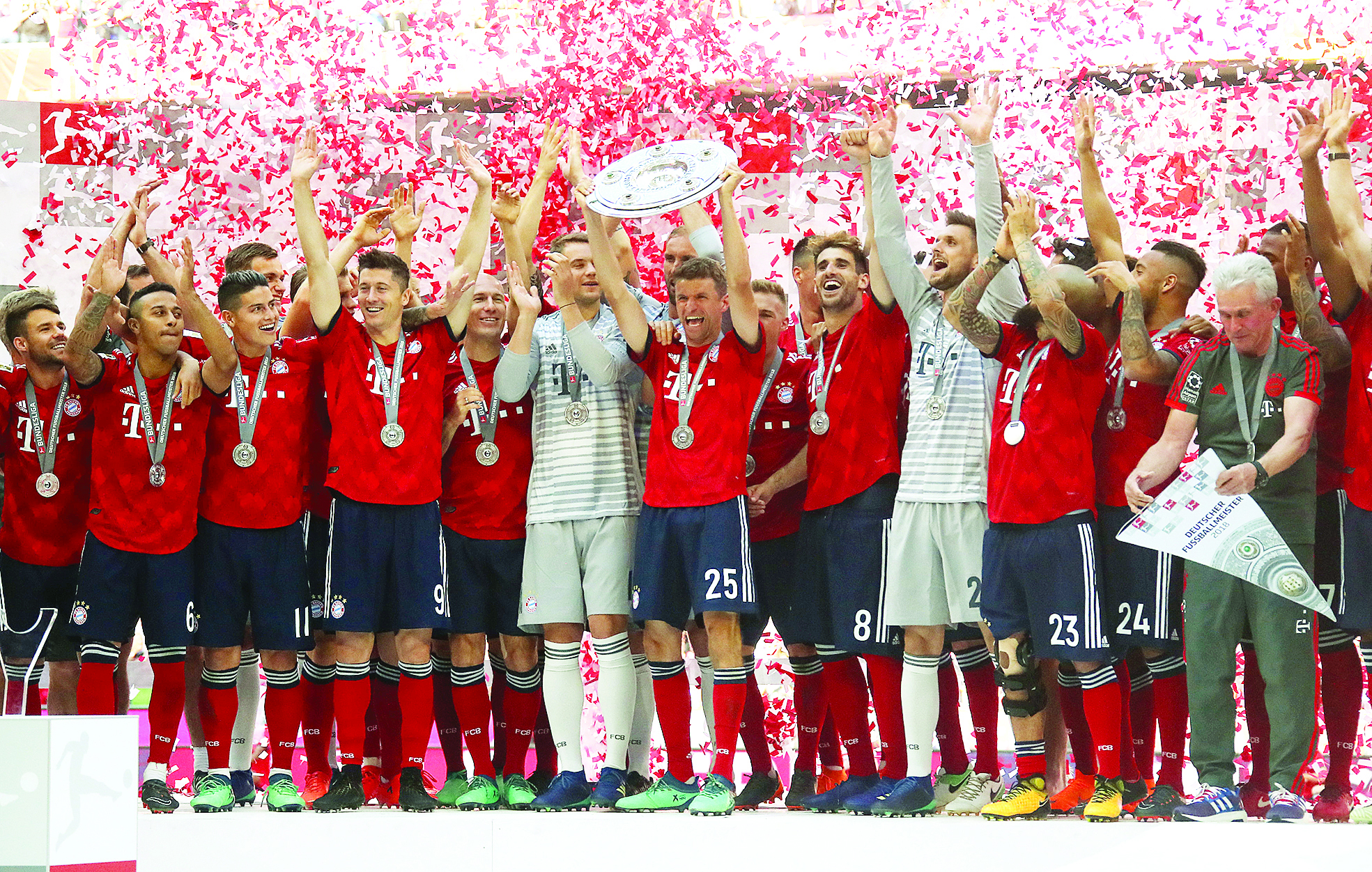 قائد بايرن ميونيخ توماس مولر رافعاً درع الدوري الألماني	 (رويترز) 