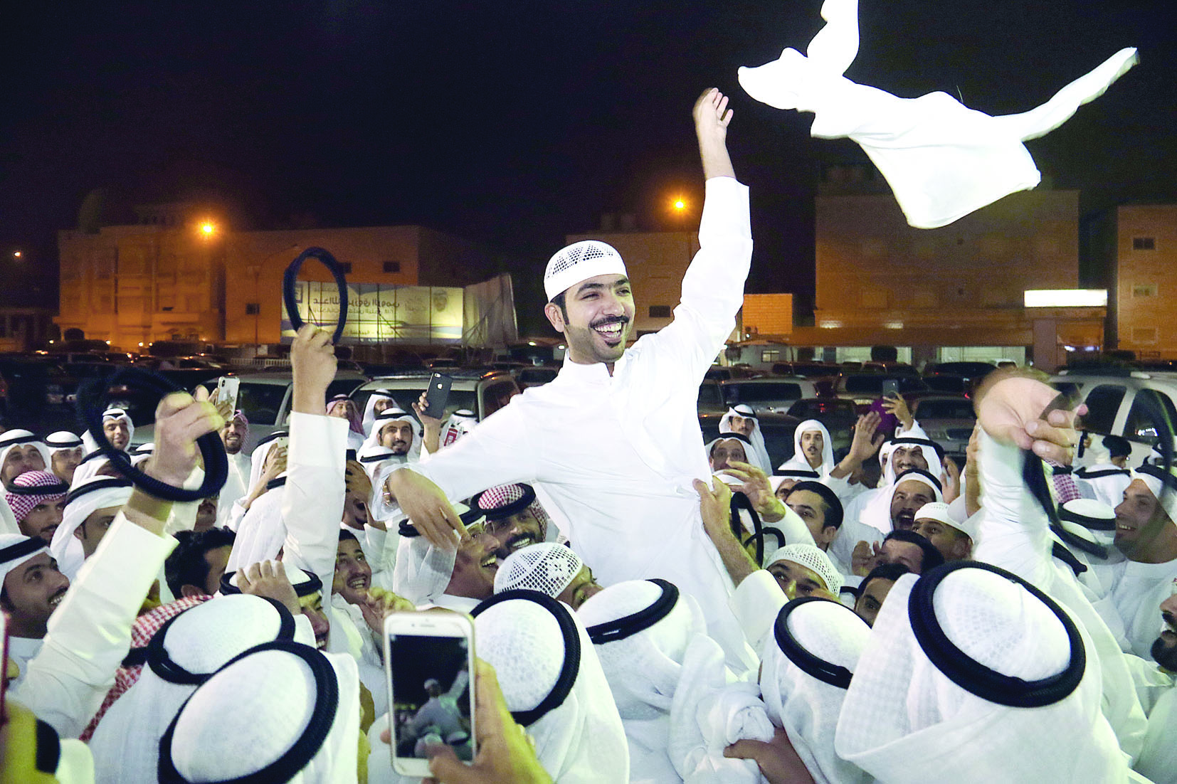 u0623u0628u0646u0627u0621 u0627u0644u062fu0627u0626u0631u0629 u0627u0644u062eu0627u0645u0633u0629 u064au062du0645u0644u0648u0646 u0645u0631u0634u062du0647u0645 u0627u0644u0641u0627u0626u0632 u0639u0628u062f u0627u0644u0644u0647 u0627u0644u0631u0648u0645u064at(u062au0635u0648u064au0631 u0628u0633u0627u0645 u0632u064au062fu0627u0646)