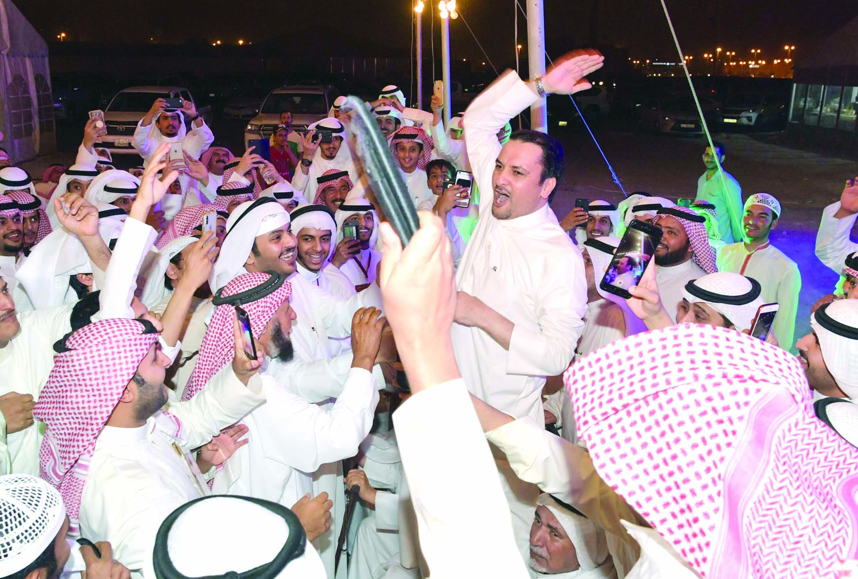 فهيد المويزري محتفلاً مع أنصاره في الدائرة السادسة	(تصوير زكريا عطية)