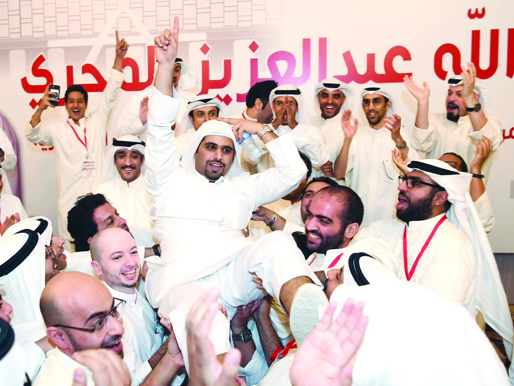 فرحة عبد الله المحري وأنصاره في الدائرة الثانية بالفوز	(تصوير سعد هنداوي)