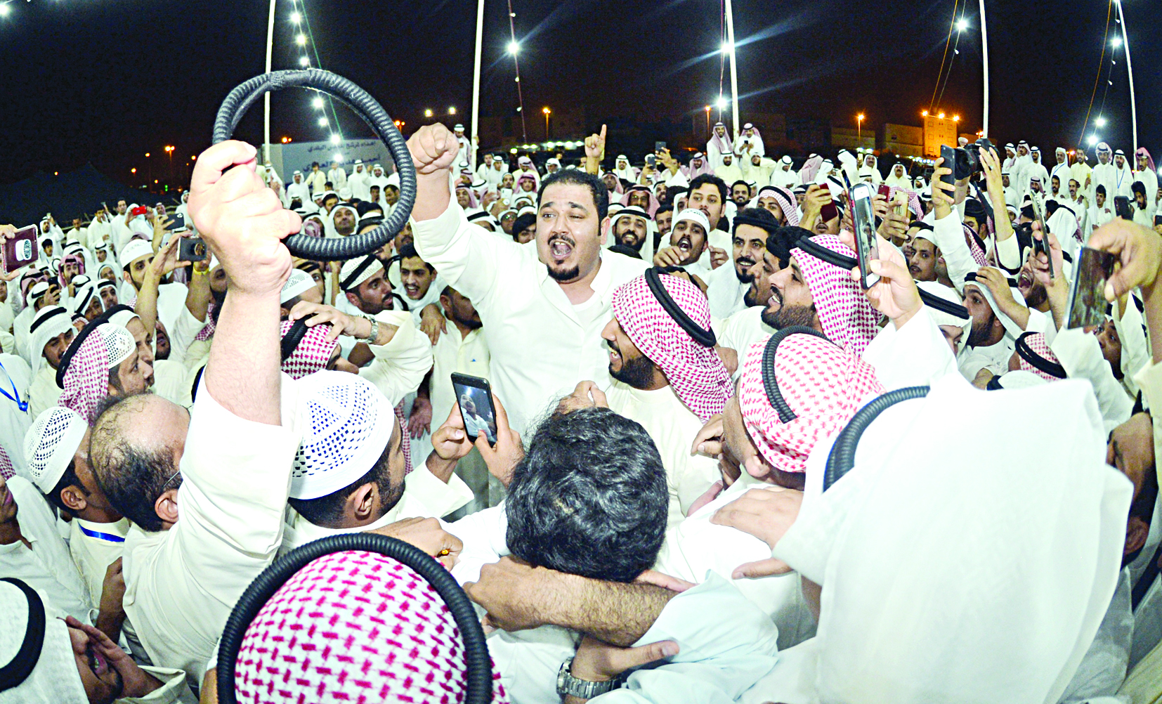 فرحة أبناء الدائرة الثامنة بفوز مرشحهم أحمد العنزي	(تصوير نايف العقلة)