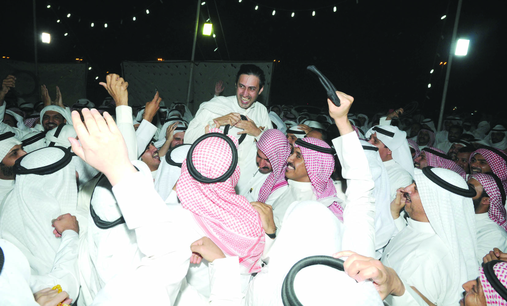 علي العازمي على أكتاف أنصاره في الدائرة التاسعة	(تصوير كرم ذياب)