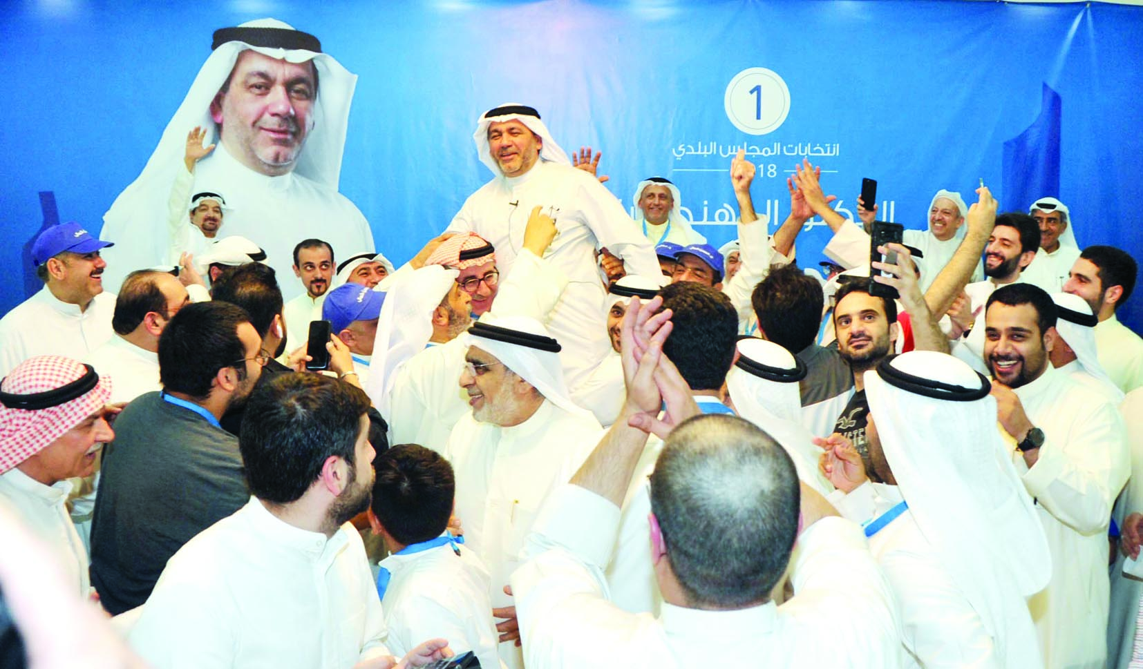 حسن كمال يحتفل مع أنصاره في الدائرة الأولى	(تصوير سعد هنداوي)