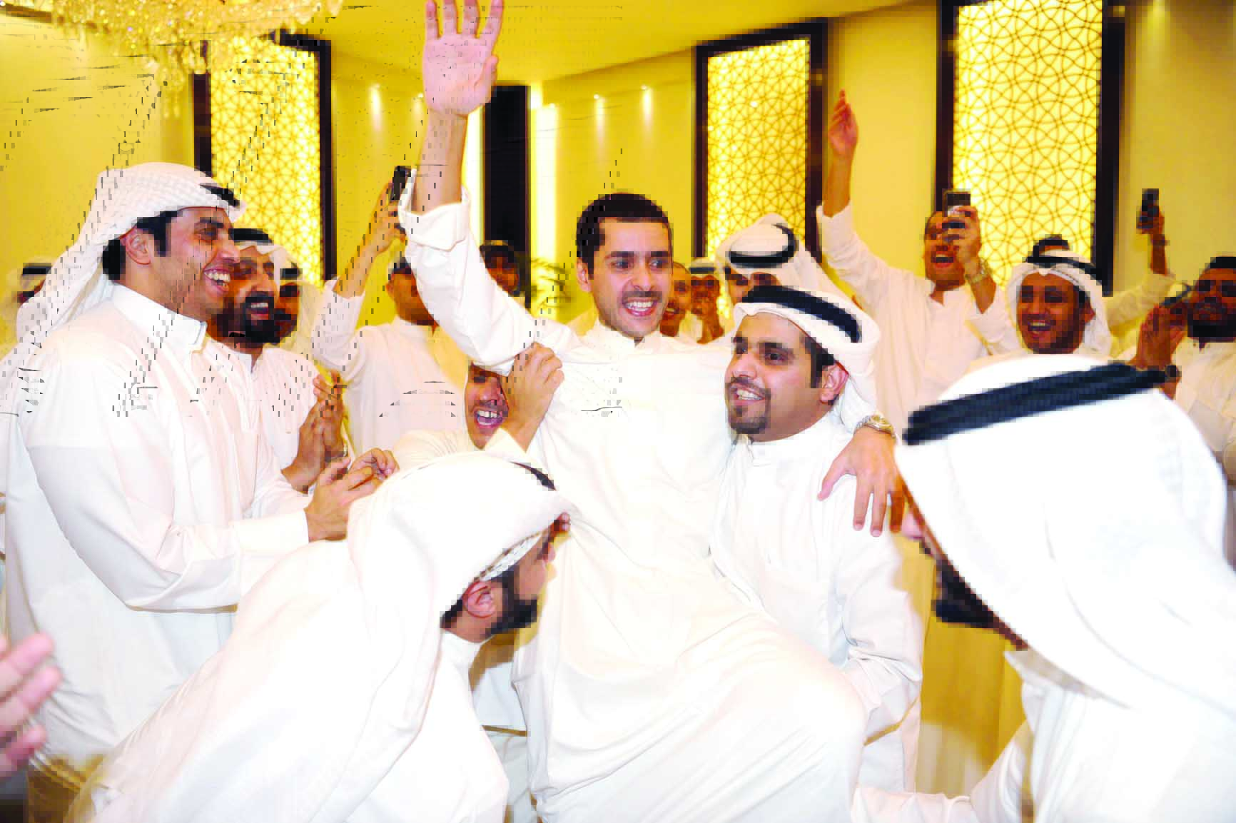 فرحة الفوز للمرشح حمد المدلج ومناصريه في الدائرة الرابعة	(تصوير طارق عزالدين)