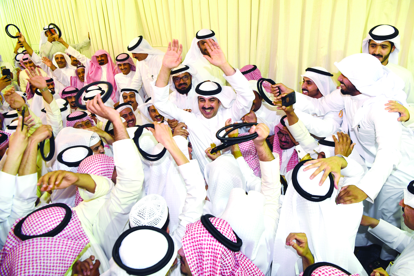 حمدي العازمي يحتفل بين ناخبيه في الدائرة العاشرة	(تصوير كرم دياب)