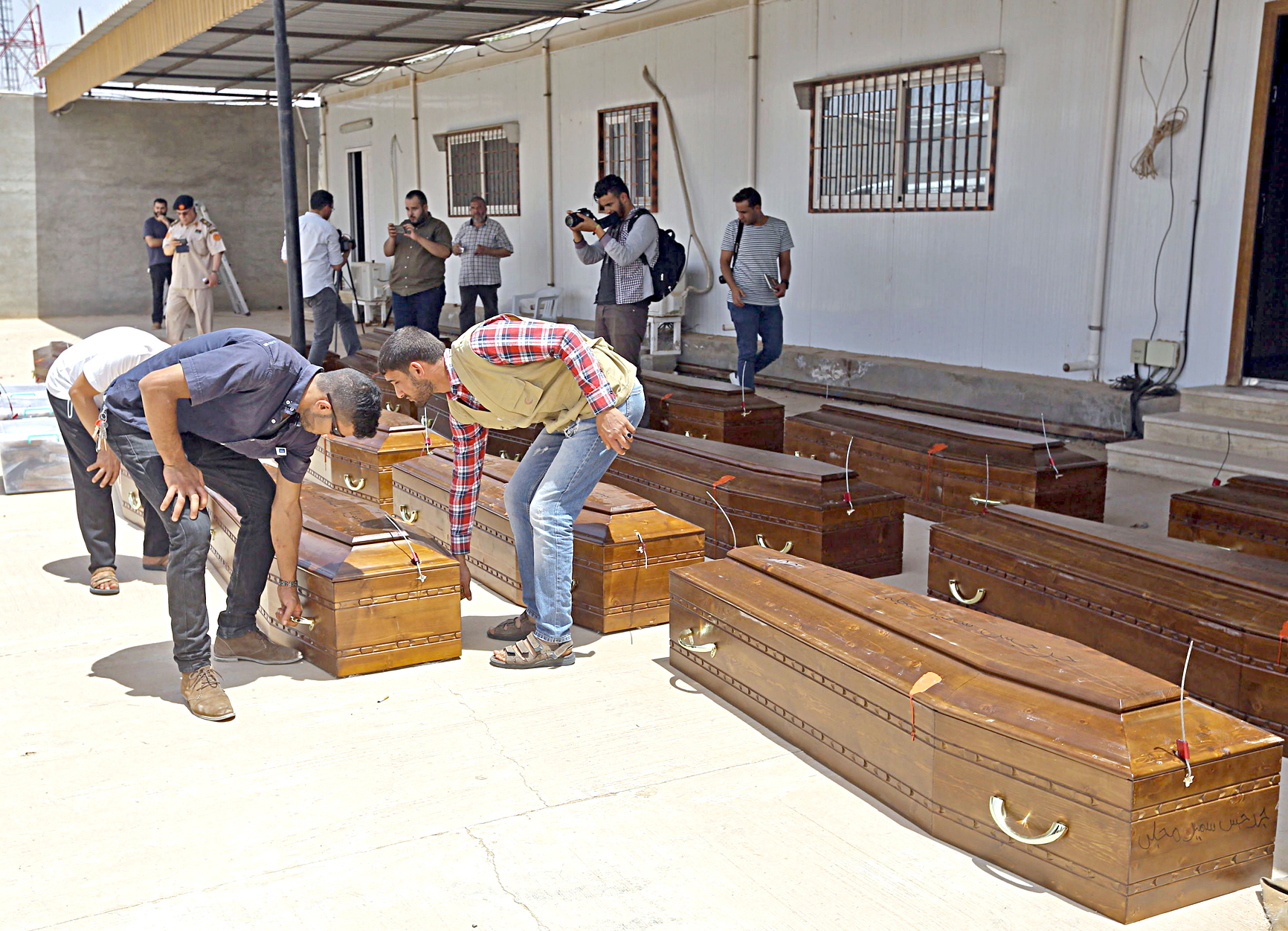 u0646u0639u0648u0634 u0627u0644u0623u0642u0628u0627u0637 u0641u064a u0645u0635u0631u0627u062au0629 u062au0645u0647u064au062fu0627u064b u0644u0646u0642u0644u0647u0627 u0628u0627u0644u0637u0627u0626u0631u0629 u0625u0644u0649 u0627u0644u0642u0627u0647u0631u0629 t(u0623 u0641 u0628)