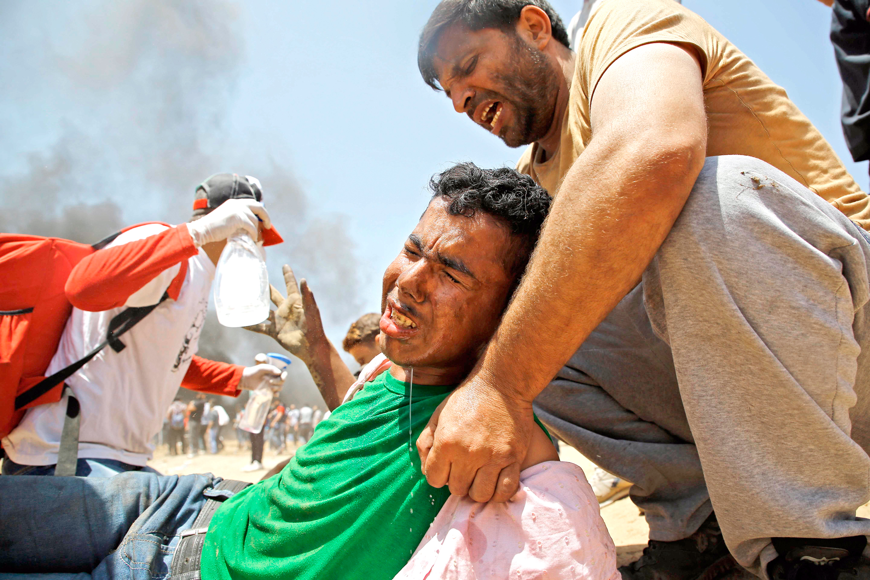 إسعاف أحد الجرحى الفلسطينيين	 (ا ف ب)