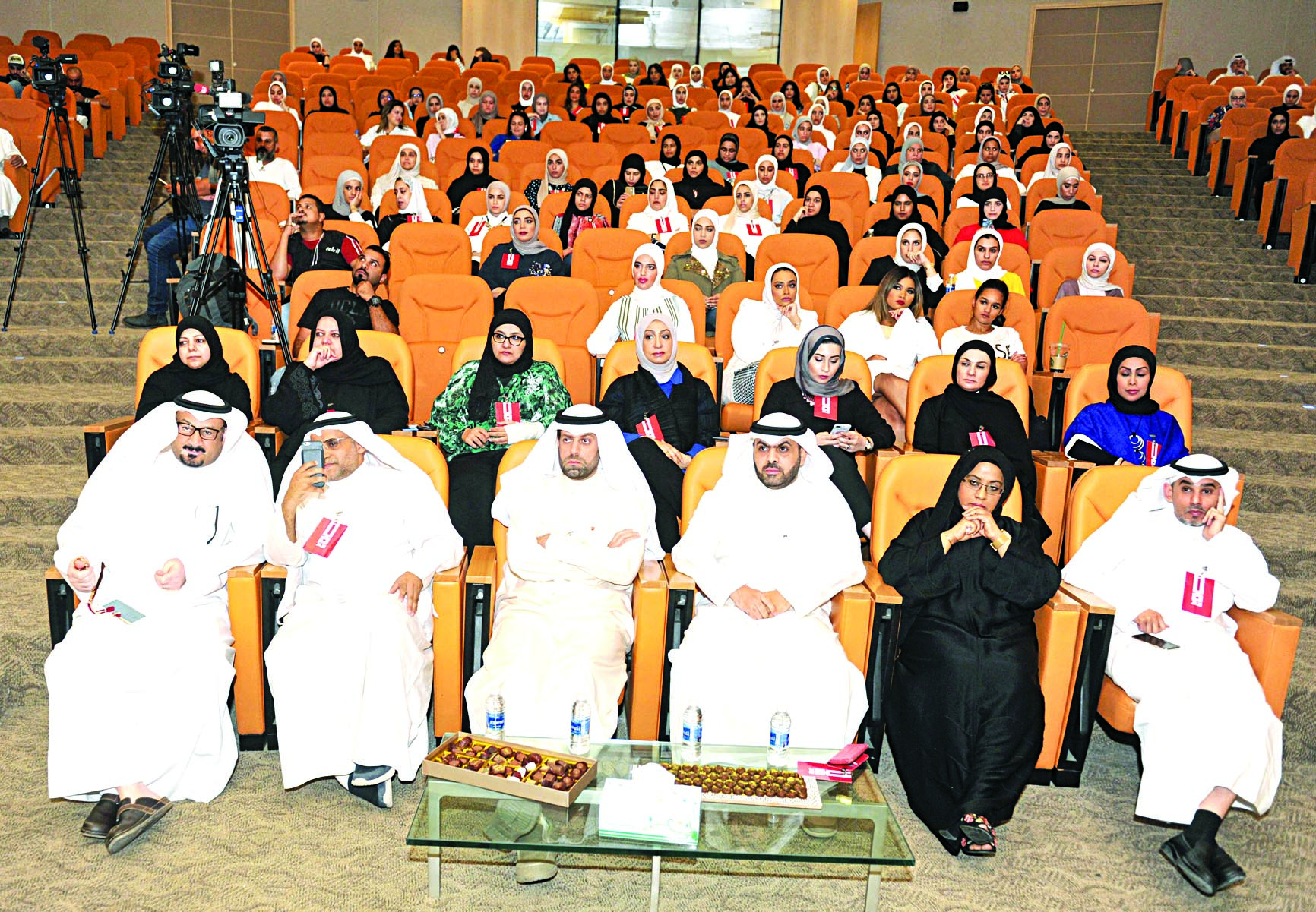 الدويلة و العنزي و الزميل ناصر الفرحان يتقدمون الحضور 	(تصوير سعد هنداوي)