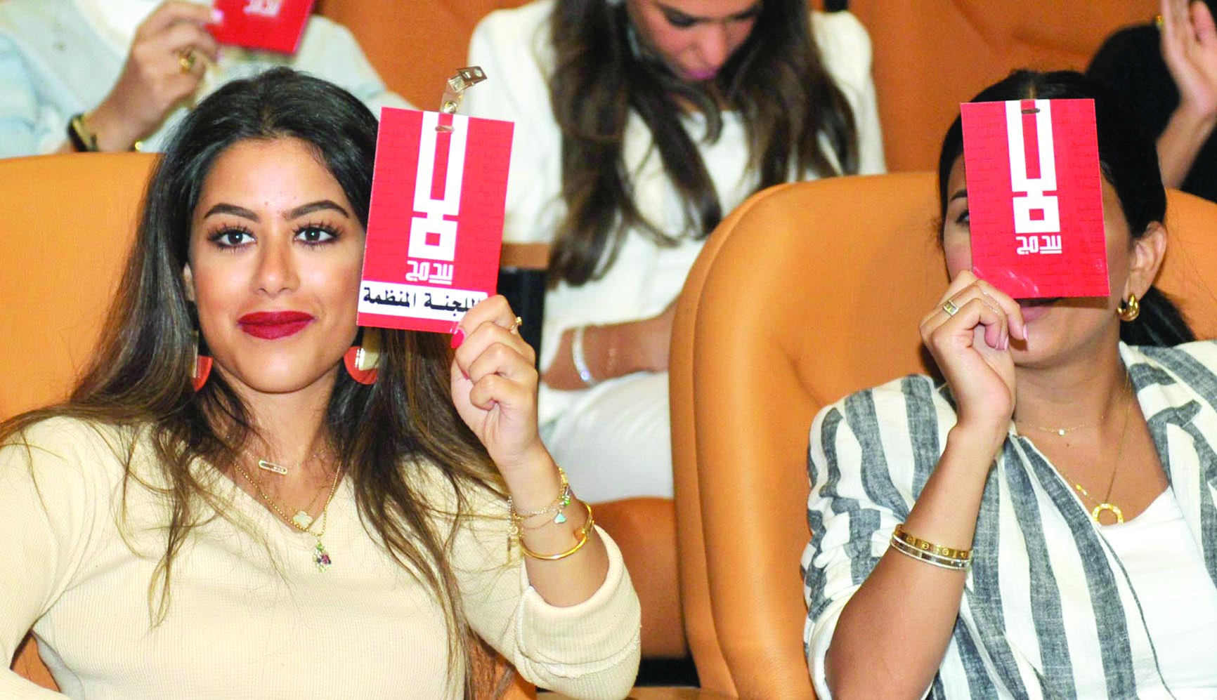 موظفتان ترفعان شعار «لا للدمج»