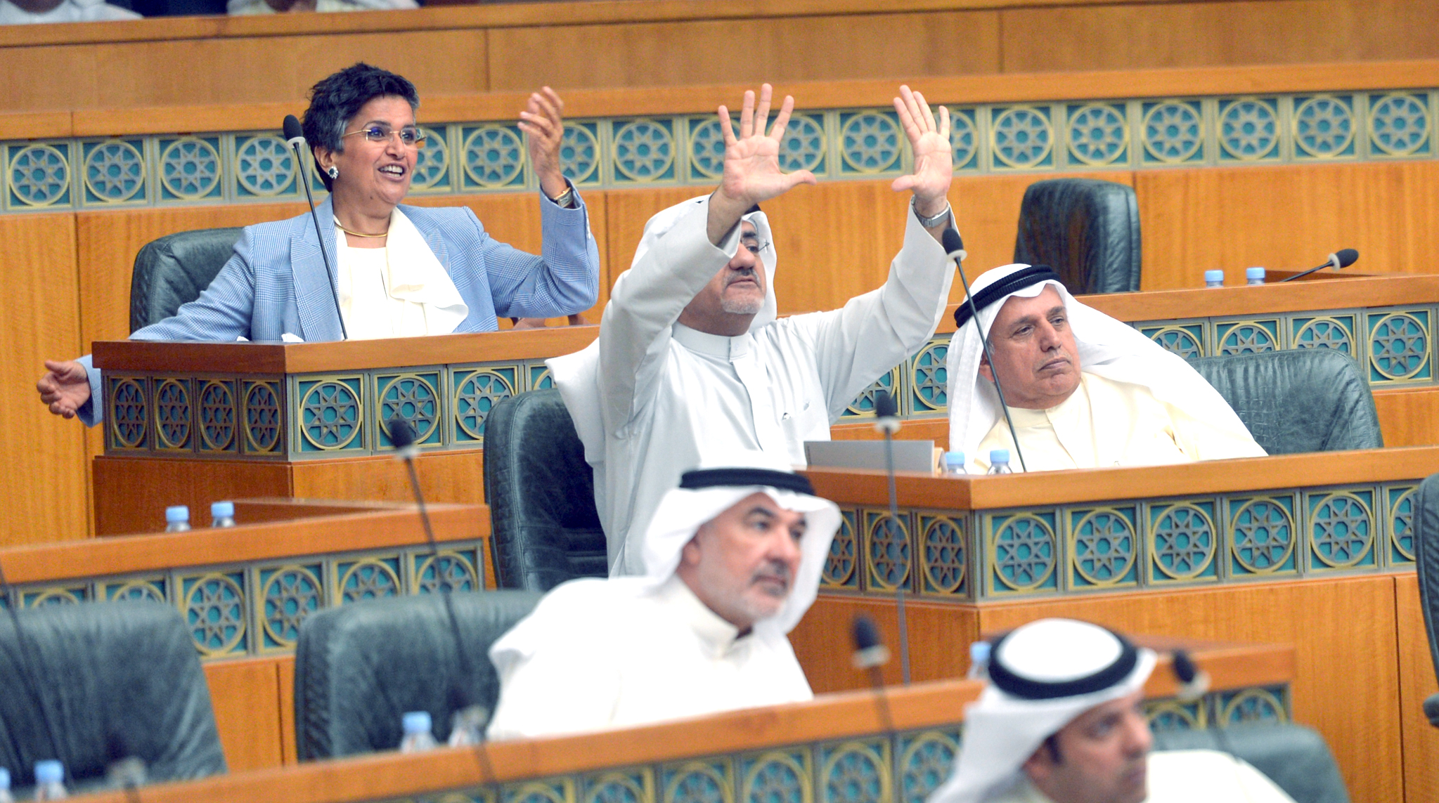 أبل يشير بيديه ومتابعة من الرومي والهاشم وعاشور    	   (تصوير نايف العقلة)