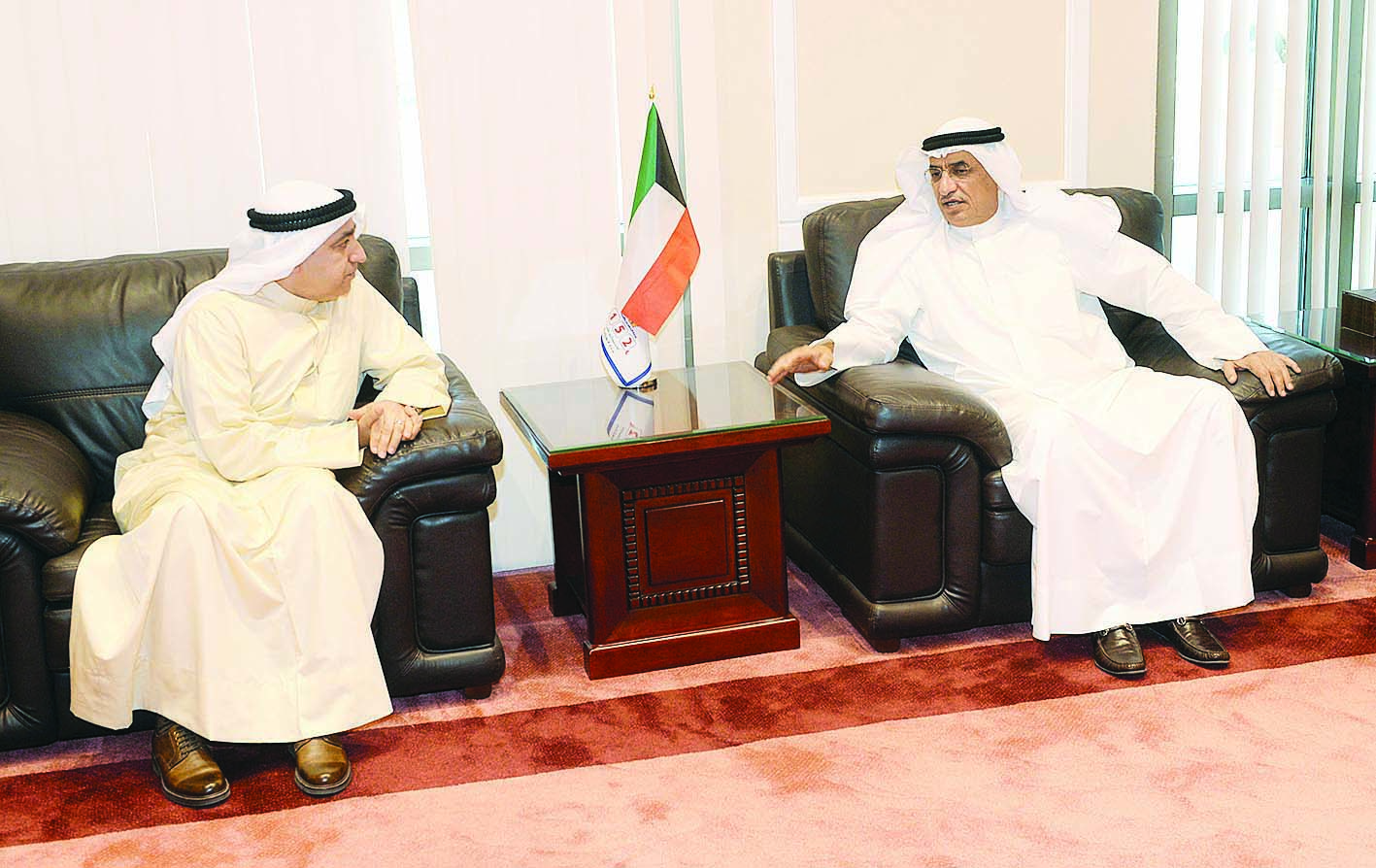 حديث بين الرشيدي وبوشهري	(تصوير زكريا عطية)