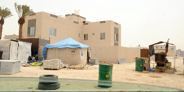 مولد ديزل لتأمين الكهرباء لحين وصول التيار  	 (تصوير طارق عز الدين)