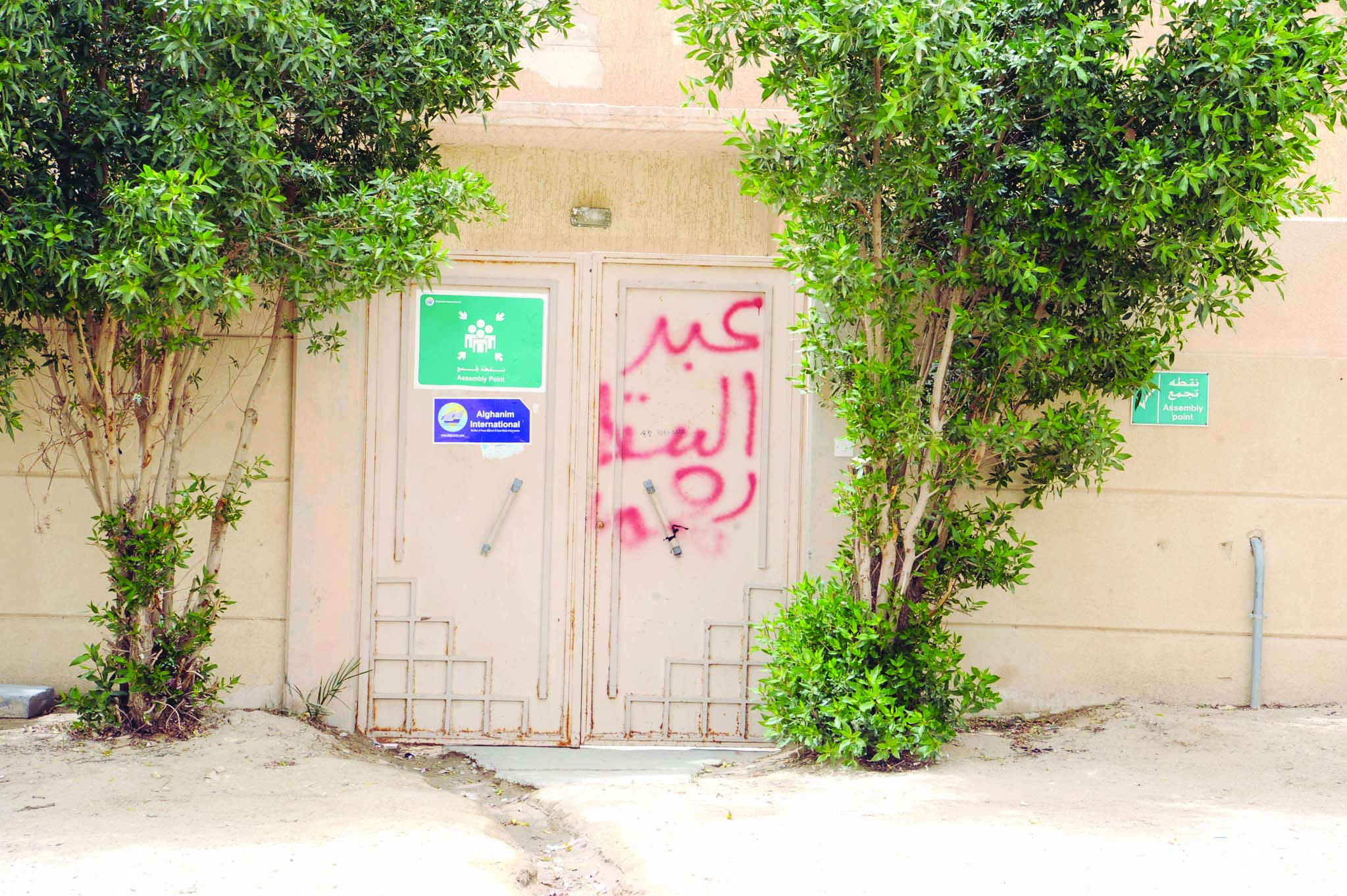 البيوت المؤجرة نقاط تجمع للعزاب 