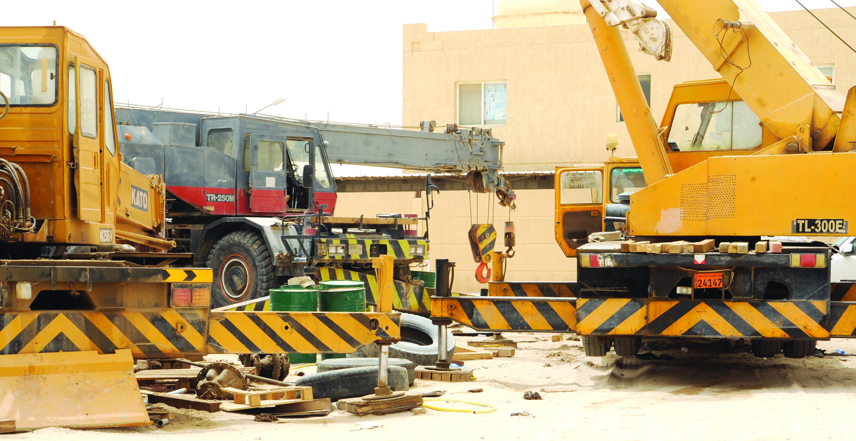 منازل تحولت إلى كراجات صناعية