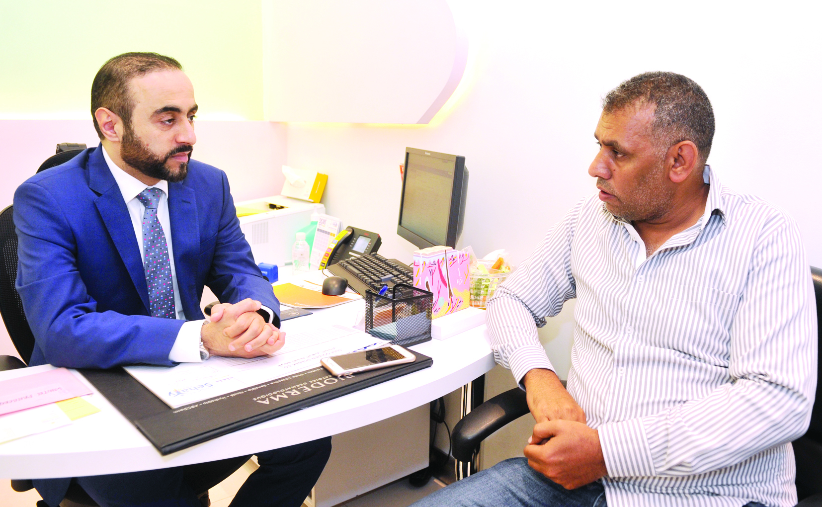 العنزي يتحدث للزميل عمر العلاس 	    (تصوير  سعد هنداوي)