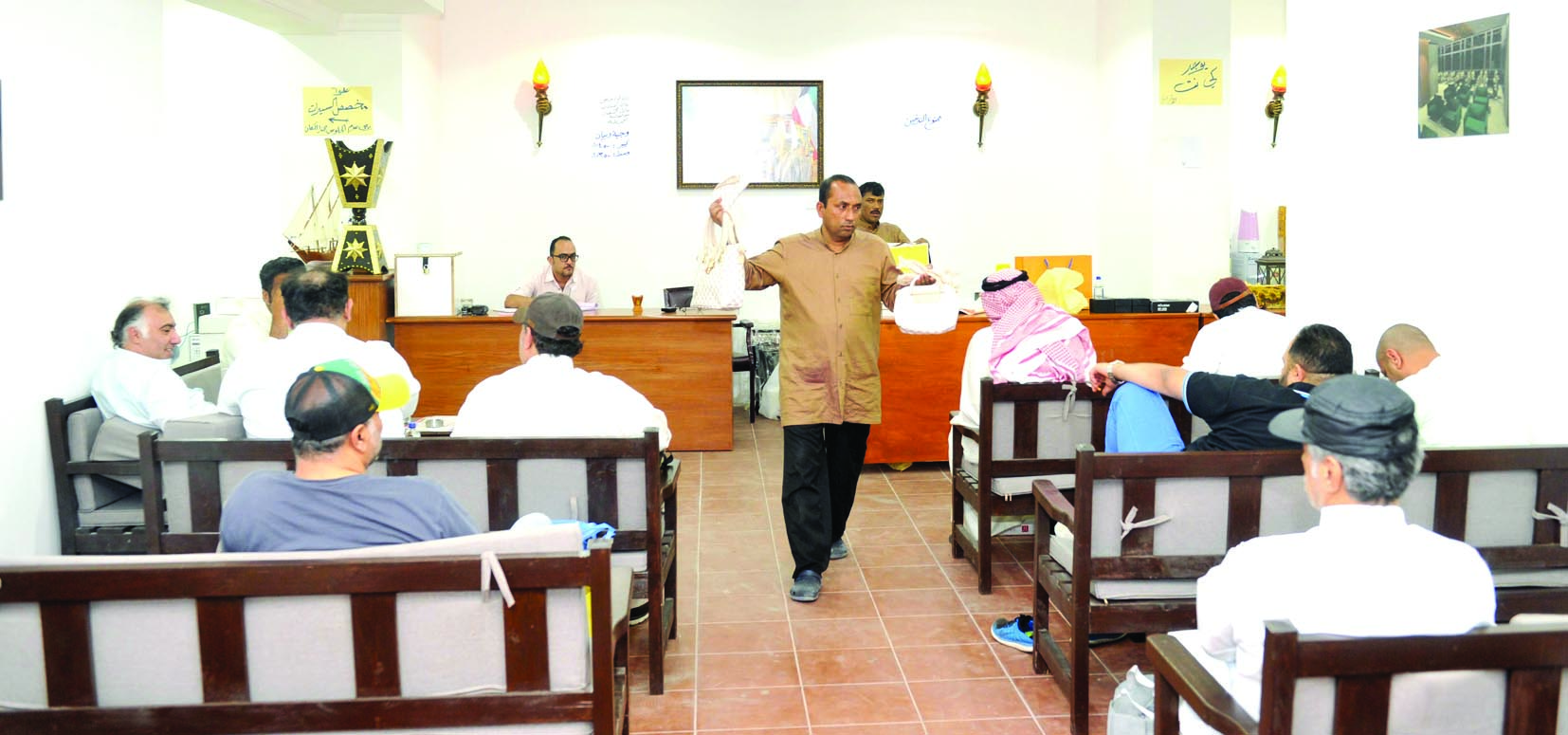 عرض البضاعة قبل بدء المزاد عليها