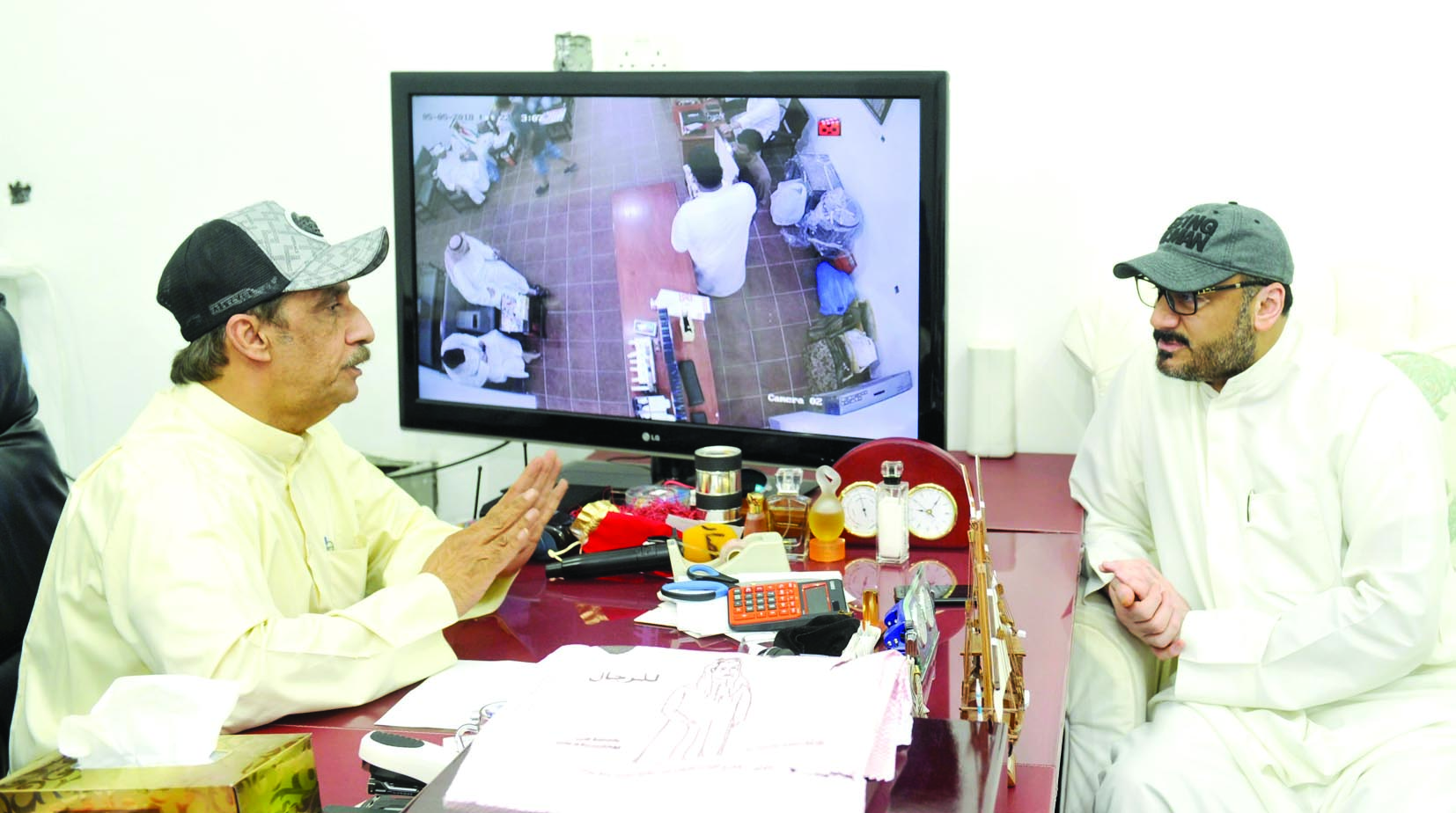 النصار متحدثا للزميل ناصر الفرحان   	 (تصوير سعد هنداوي)