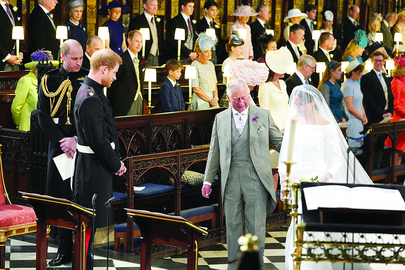الأمير تشارلز يرافق ميغان داخل ممشى الكنيسة
