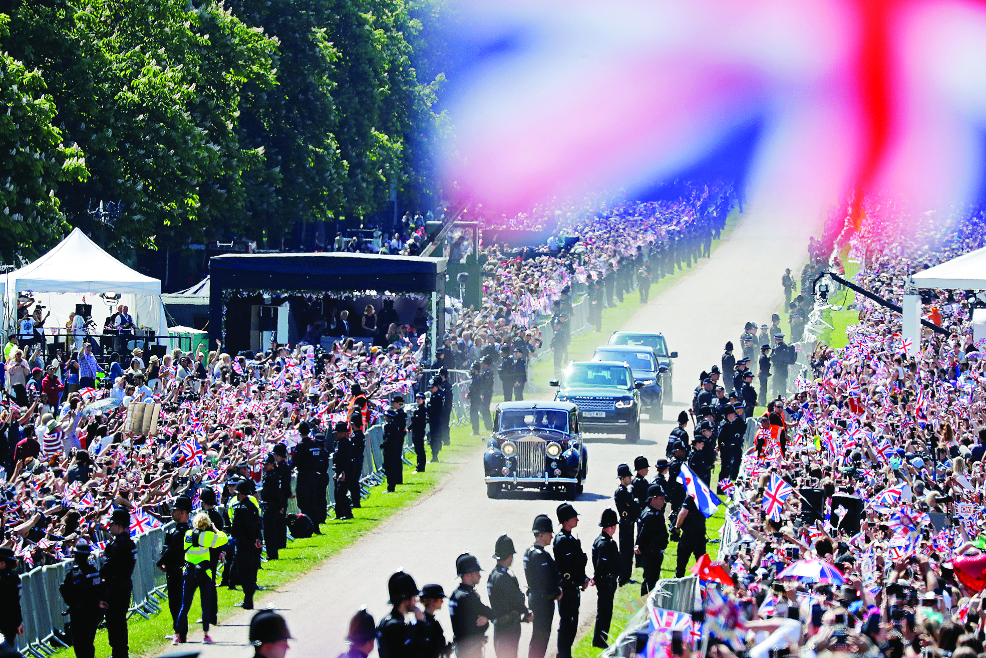 موكب العروس يشق طريقه بين الحشود