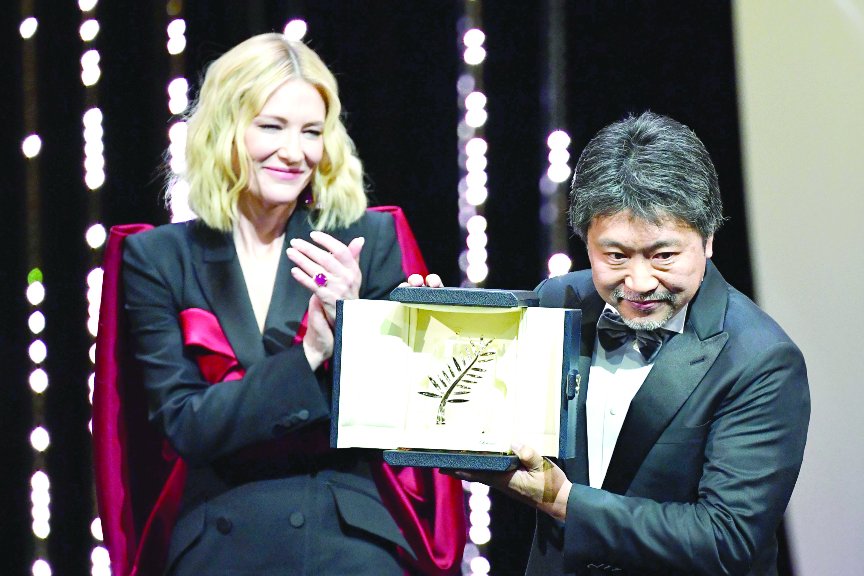 الياباني هيروكازو كوري متسلماً جائزته