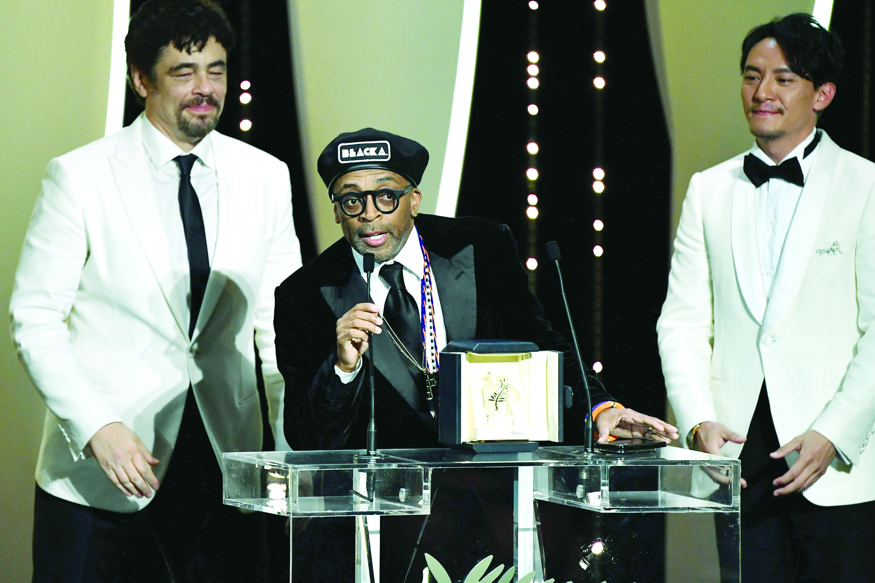 سبايك لي ملقياً كلمته بعد إعلان فوزه