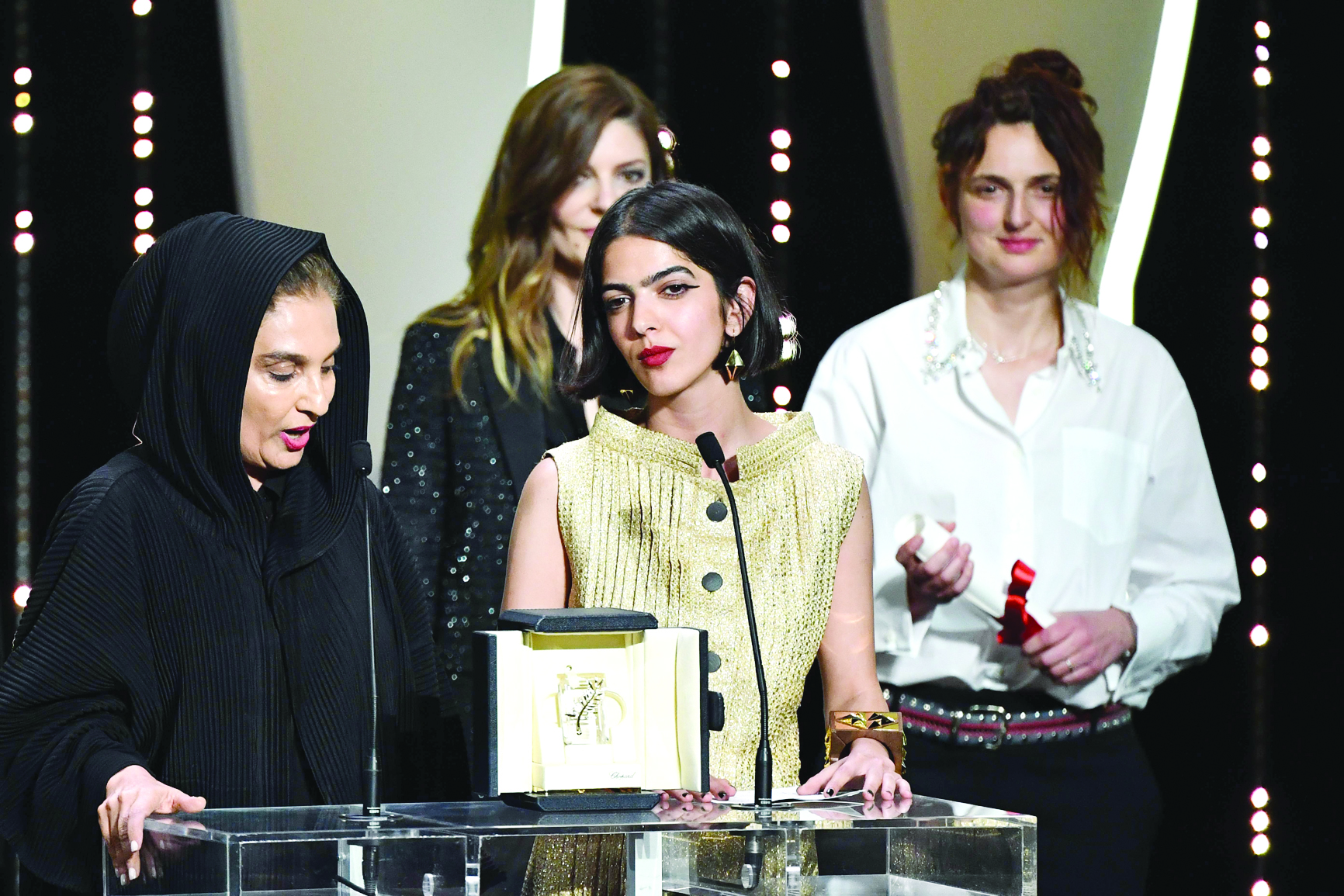 الإيرانية سولماز تتسلم الجائزة نيابة عن والدها جعفر بناهي