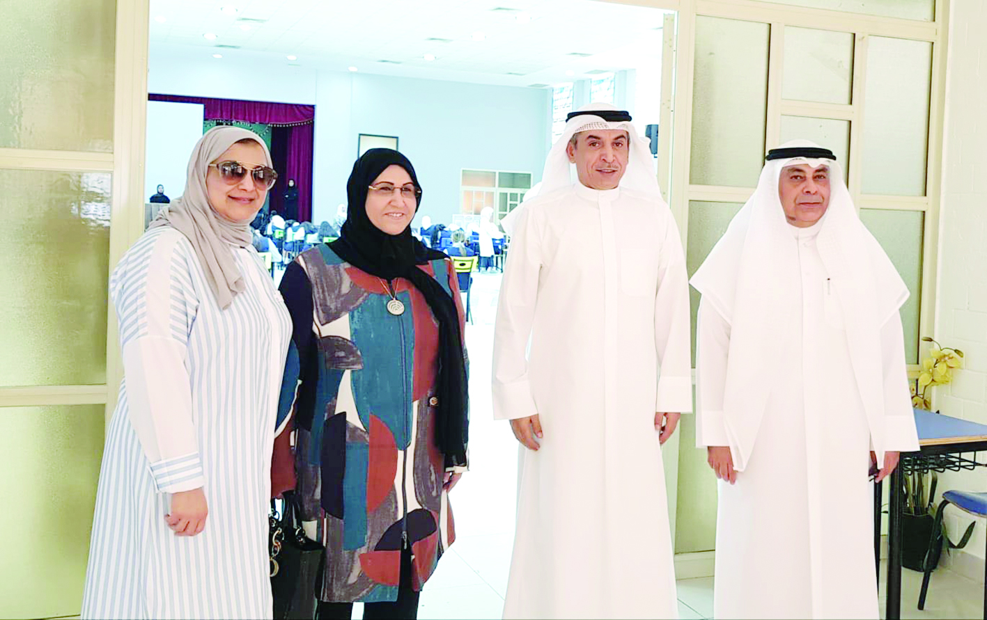 العازمي خلال جولته في مدارس العاصمة 