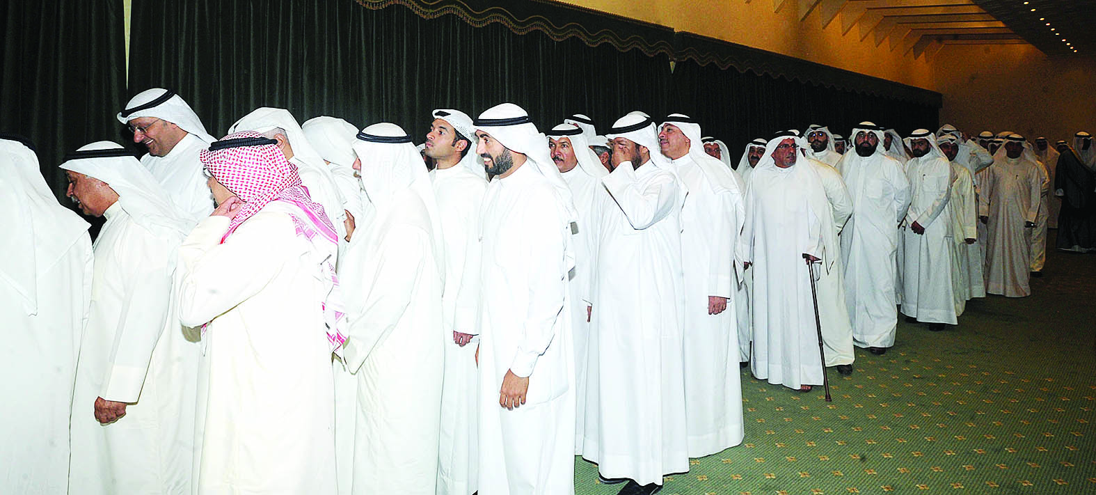 حشود من المهنئين