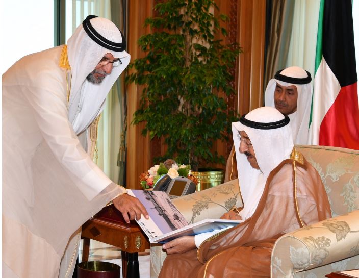 سمو الأمير يستمع من بودي لشرح حول المبنى