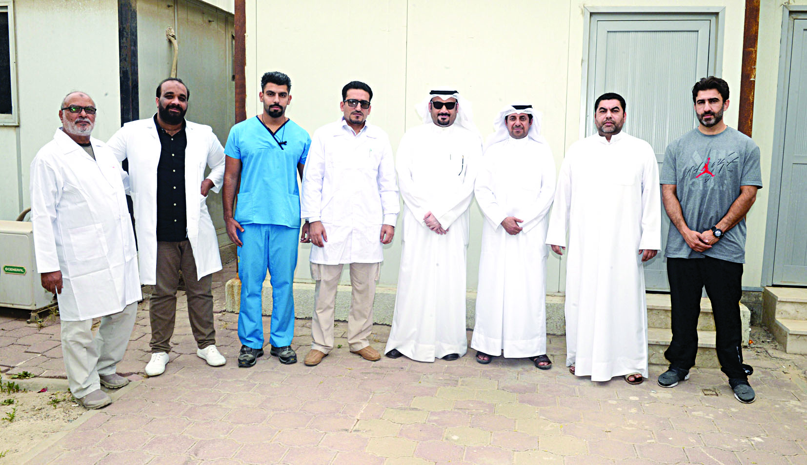 العنزي والزميل ناصر الفرحان يتوسطان رؤساء المحاجر البيطرية       	    (تصوير زكريا عطية)