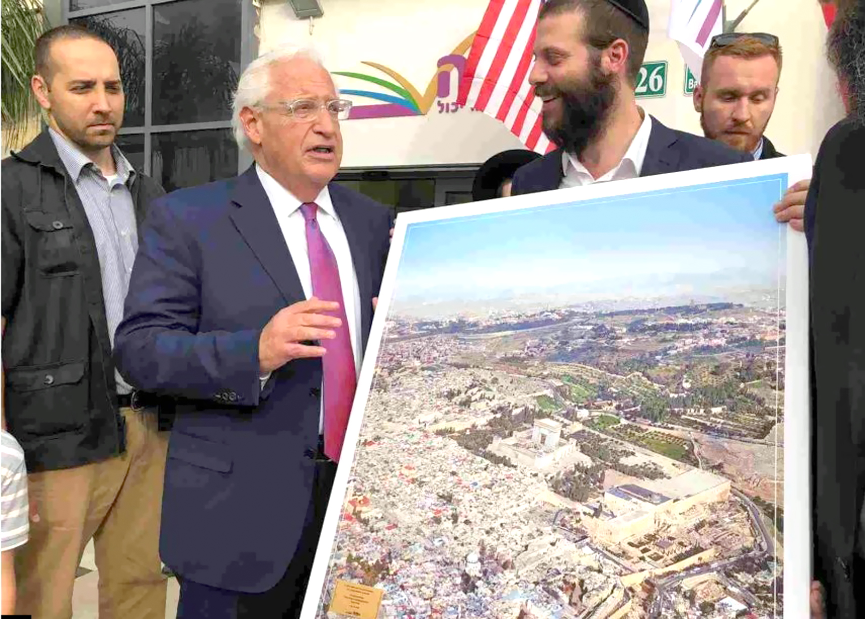 u0627u0644u0633u0641u064au0631 u0627u0644u0623u0645u064au0631u0643u064a u0623u062bu0646u0627u0621 u062au0633u0644u0645 u0635u0648u0631u0629 u062au0644u063au064a u0648u062cu0648u062f u0627u0644u0645u0633u062cu062f u0627u0644u0623u0642u0635u0649 u0627u0644u0645u0628u0627u0631u0643 u0641u064a u0627u0644u0642u062fu0633 u0627u0644u0645u062du062au0644u0629