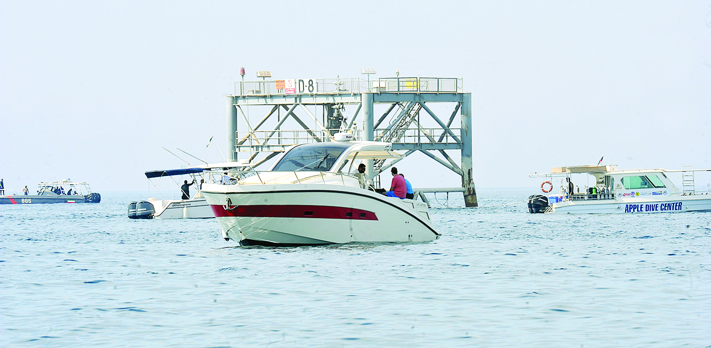 عدد من أصحاب الطراريد يواصلون البحث قرب مكان اختفاء سعود المسلم  (تصوير اسعد عبدالله)