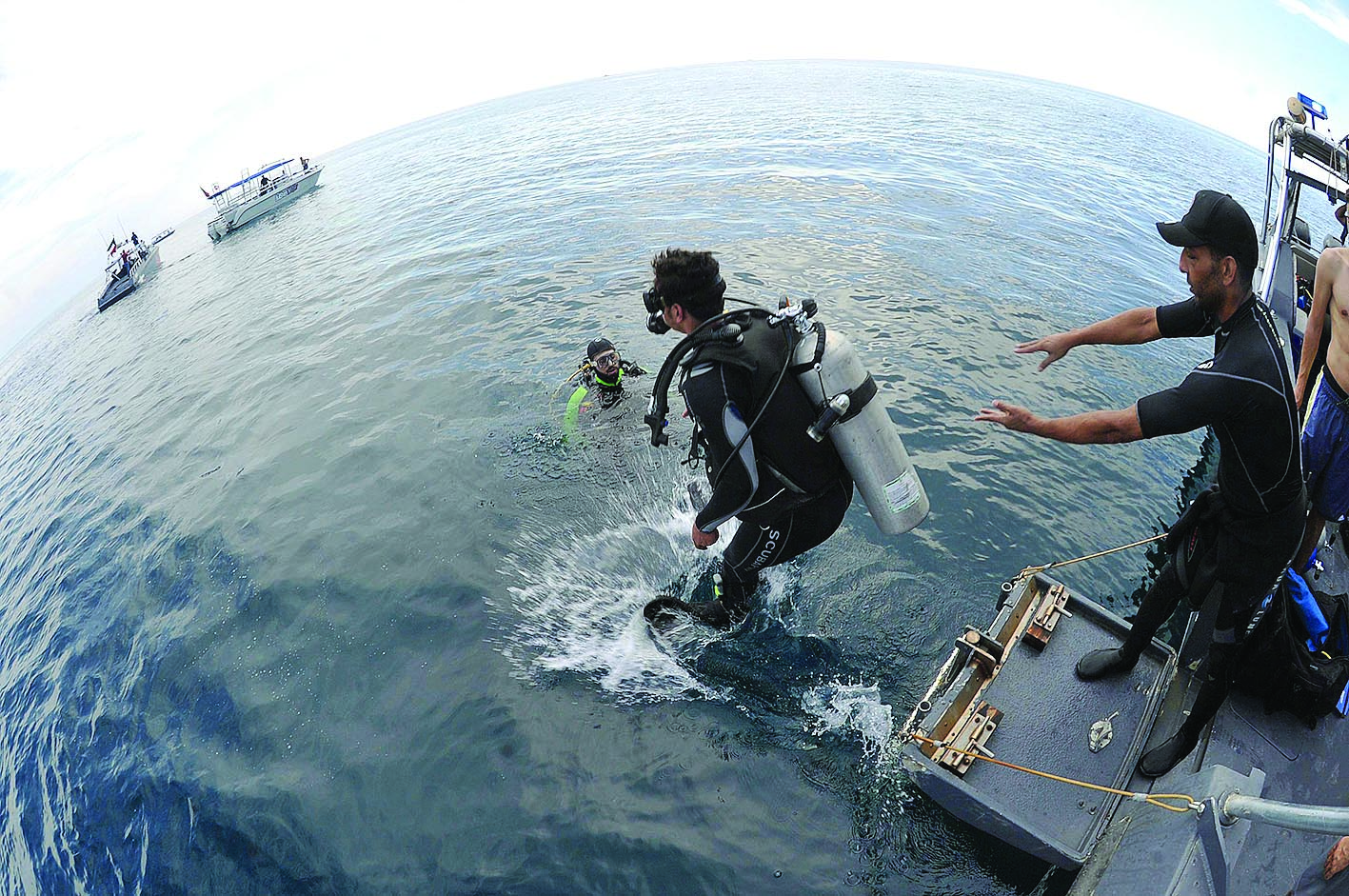 غواص يقفز إلى البحر للبحث عن سعود 