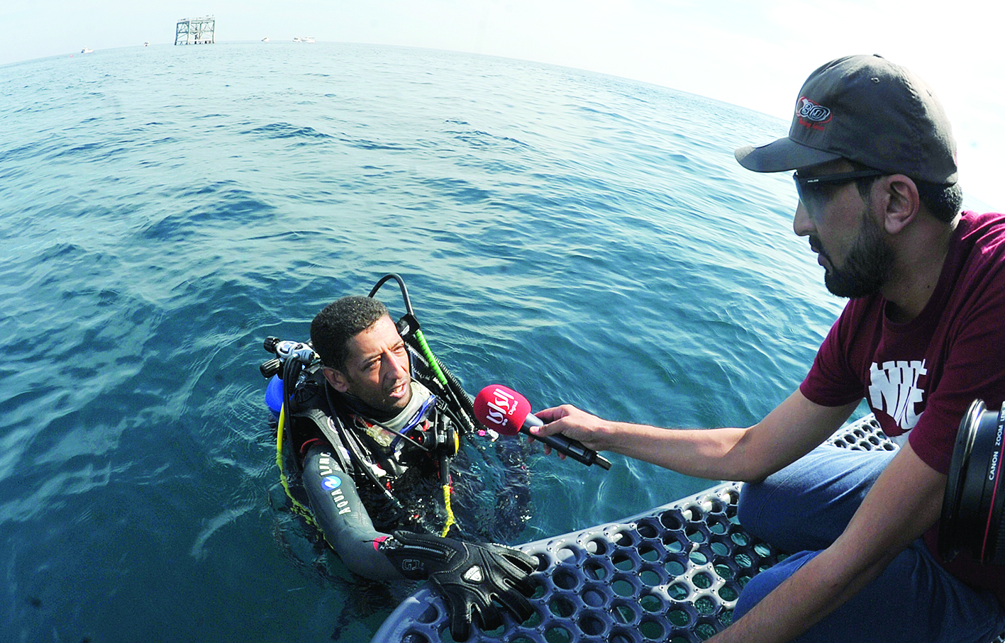 الملازم أول  مبارك بوحيمد يتحدث للزميل غانم السليماني 