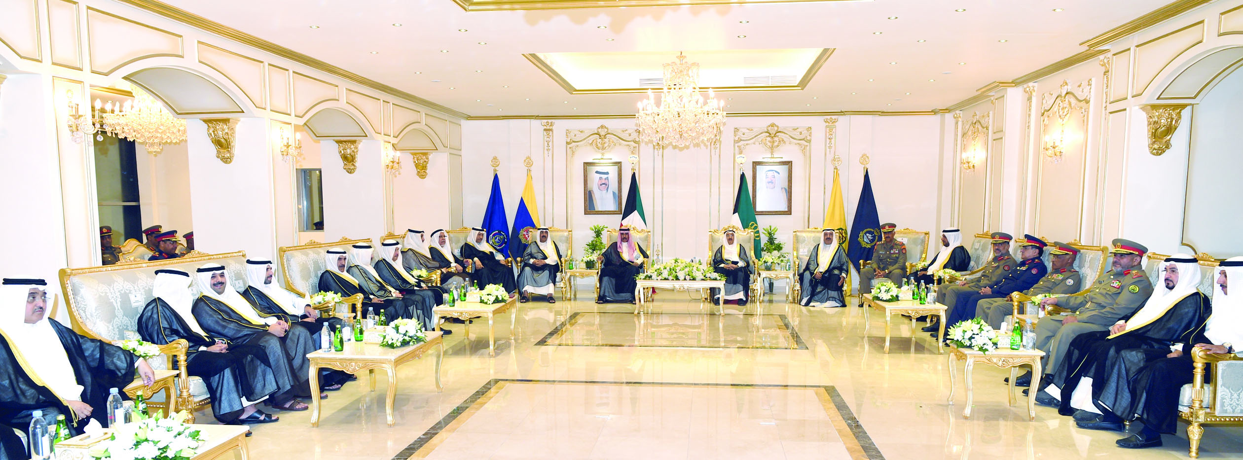  صاحب السمو في نادي ضباط الجيش بحضور ولي العهد ومشعل الأحمد وجابر المبارك وناصر الصباح والشيوخ وكبار المسؤولين