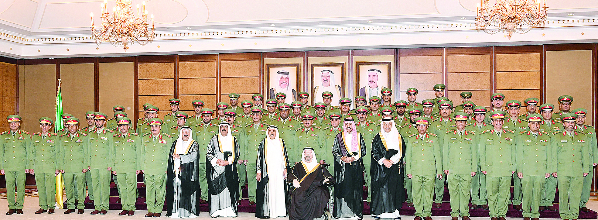 سمو الأمير متوسطاً وولي العهد وسالم العلي ومشعل الأحمد وجابر المبارك وناصر الصباح كبار ضباط الحرس الوطني